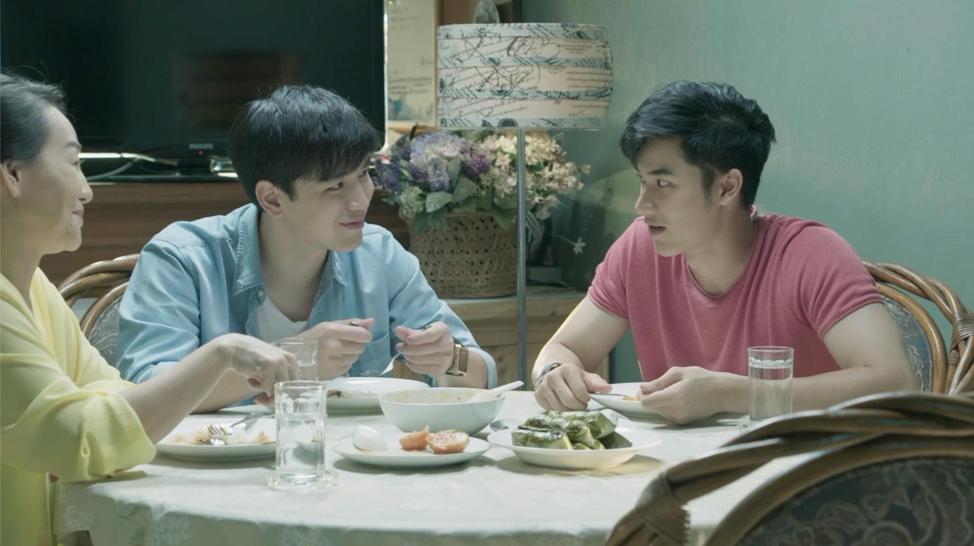 Tawan（中）及Newwiee（右）3度在BL劇《深藍之吻》合作。（LINE TV提供）