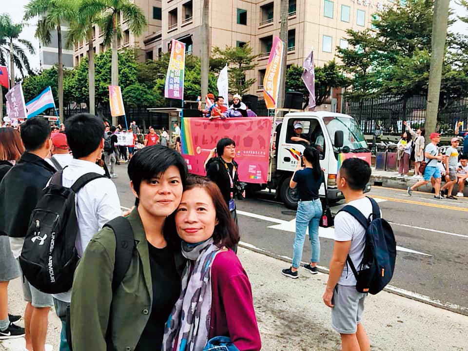 今年是同婚法案通過後的第一次同志大遊行，台北街頭到處可見「有情人終成眷屬」的熱鬧，陳雪（左3）和太太早餐人（左2）也上街去曬恩愛。（翻攝陳雪臉書）