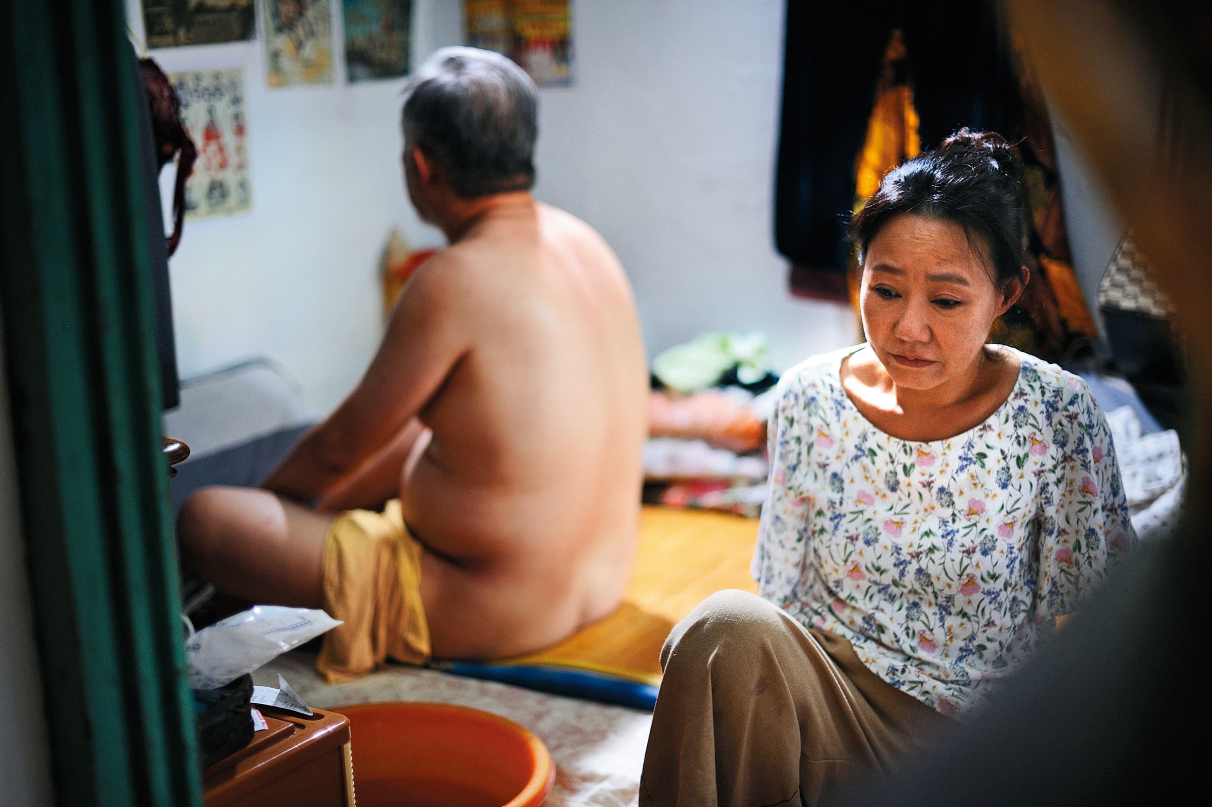 呂雪鳳(右)在片中細心照顧張曉雄(左)飾演的失智症丈夫。(張作驥電影工作室提供)