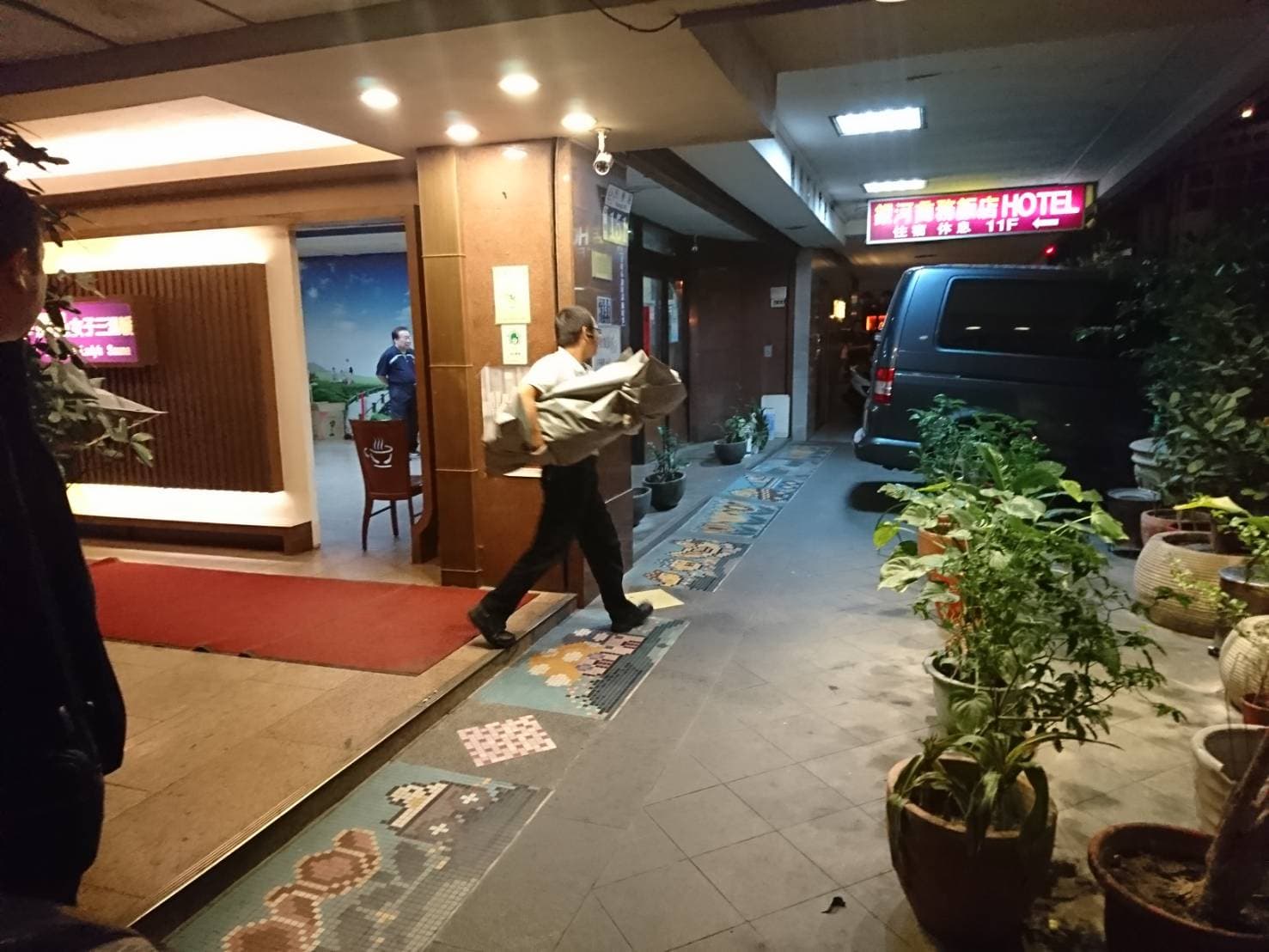 警方將母子遺體搬離現場。(翻攝畫面)