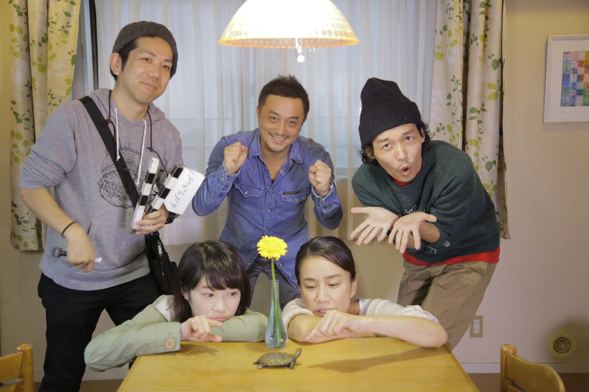 上田慎一郎(右起)、中泉裕矢、淺沼直也耗時3年構思《伊索遊戲》劇本,透過徵選啟用新人女演員石川瑠華(前排左)。(天馬行空提供)