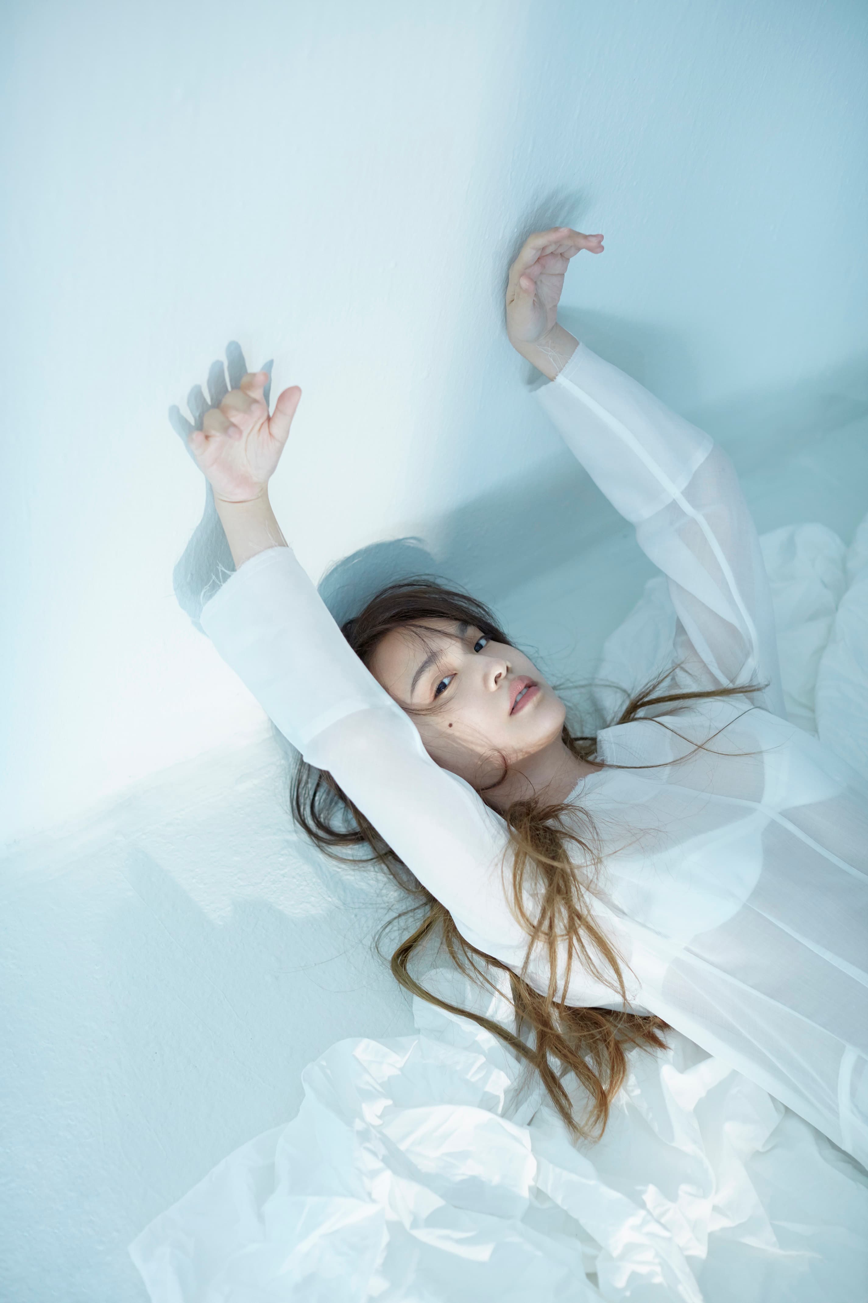 楊丞琳換上幾近透明的空氣裝,裡面僅搭配高腰內褲、小Bra遮住重要部位。(環球唱片提供)