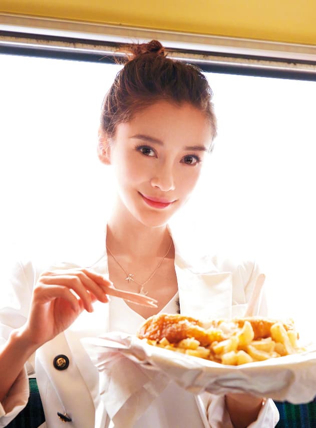 Angelababy從小就覺得上海展覽中心很美,很感謝老公讓她終於有機會實現以前的願望。(翻攝自Angelababy微博)