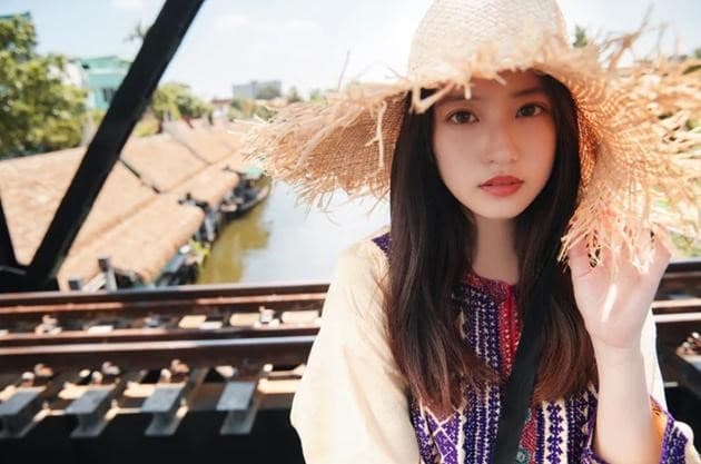 今田美櫻遠赴泰國取景拍攝寫真集,頭戴草帽青春洋溢。(翻攝自推特)
