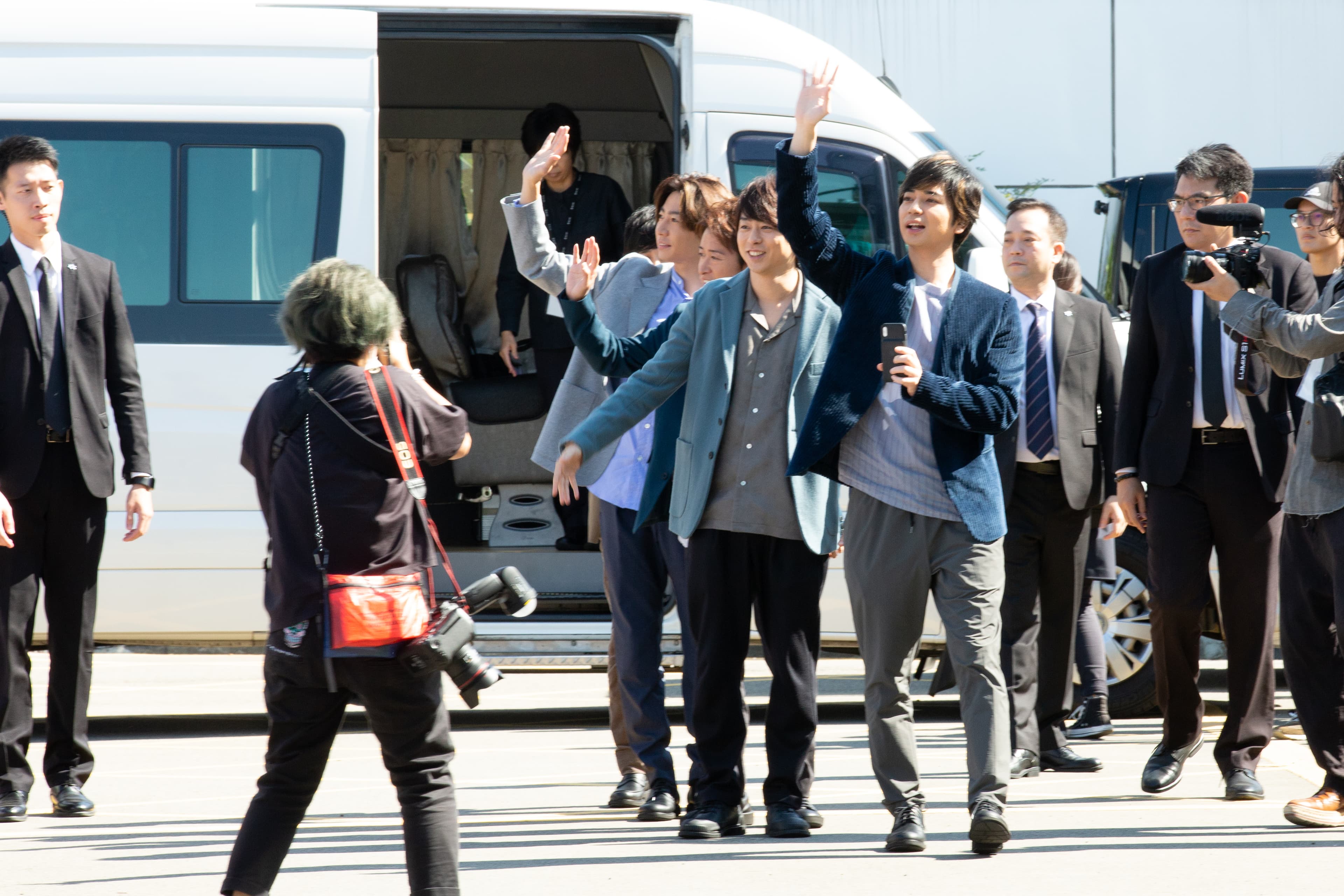 由松本潤為首，嵐成員在離台前與送機粉絲互動。