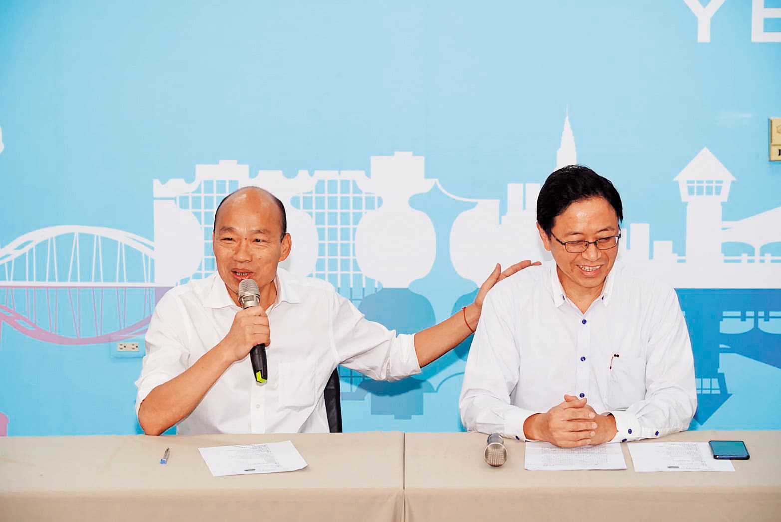 選戰剩不到2個月,韓國瑜(左)11日公布副手搭擋張善政(右),盼替選情加分。