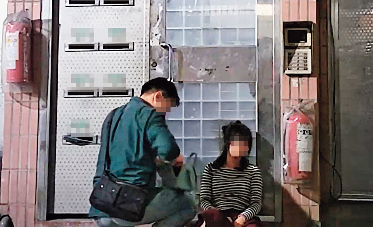 10/31 23:58劉男的前女友不勝酒力直接坐躺在劉家一樓大門口，但陪著他的卻不是劉男。