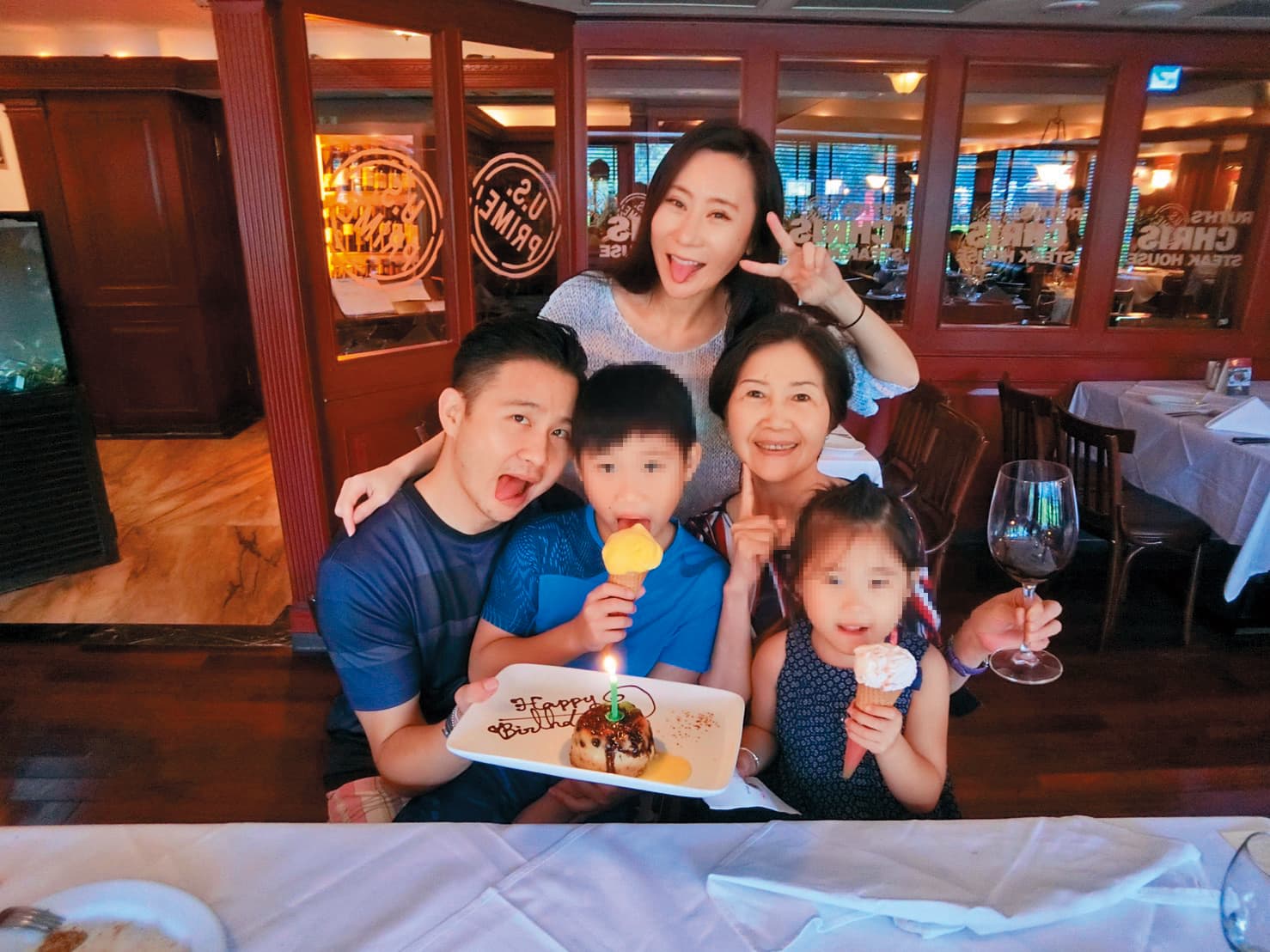 張劭緯(左一)大多聽從母親張秀琬(中排右一)的命令行事,他今年五月帶小孩到上海生活,也是母親指使。(讀者提供)