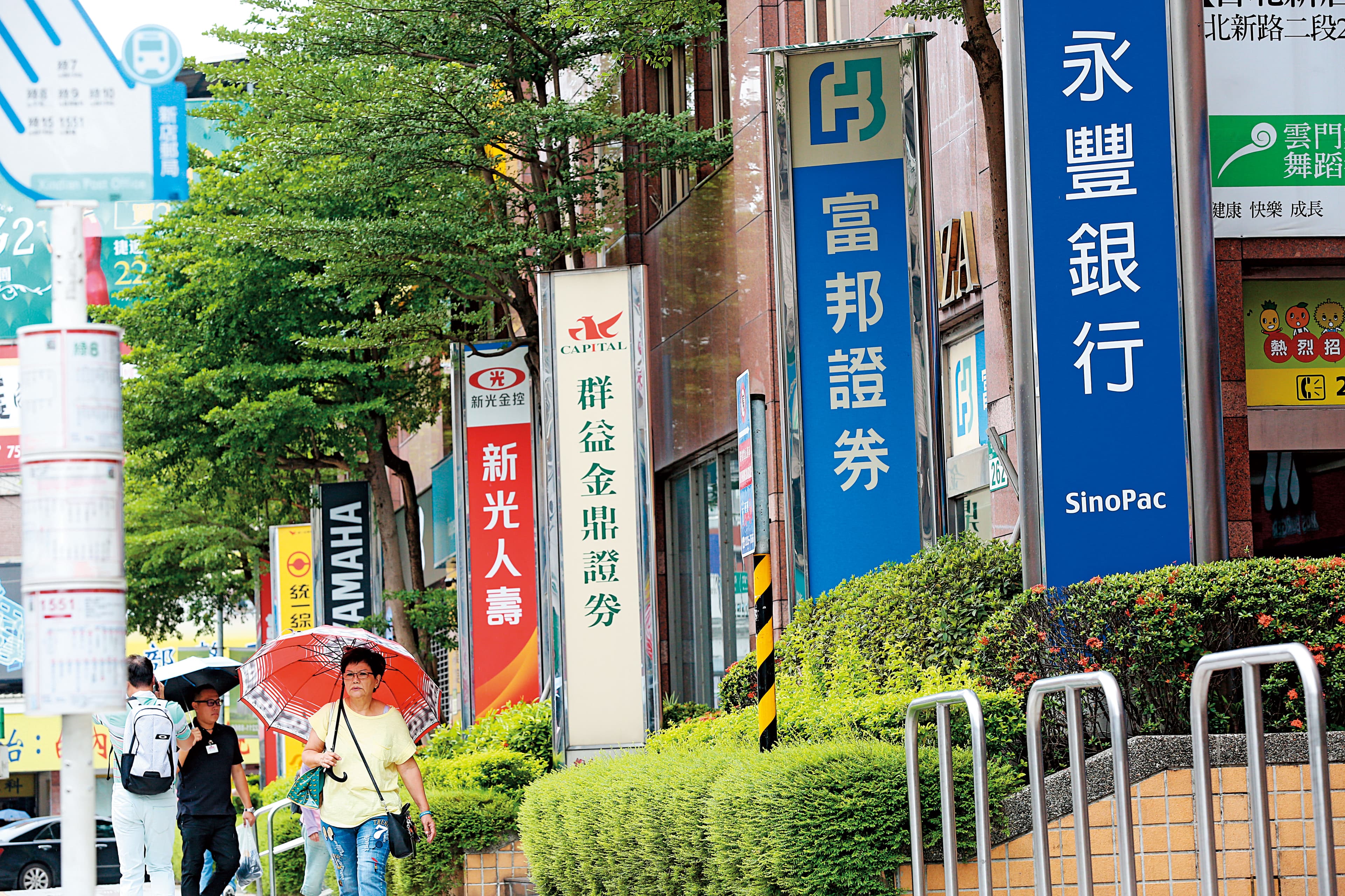 數學碩士孫悟天透過存股買賣SOP倍數表,愈靠近淨值愈加碼,逐步降低成本。