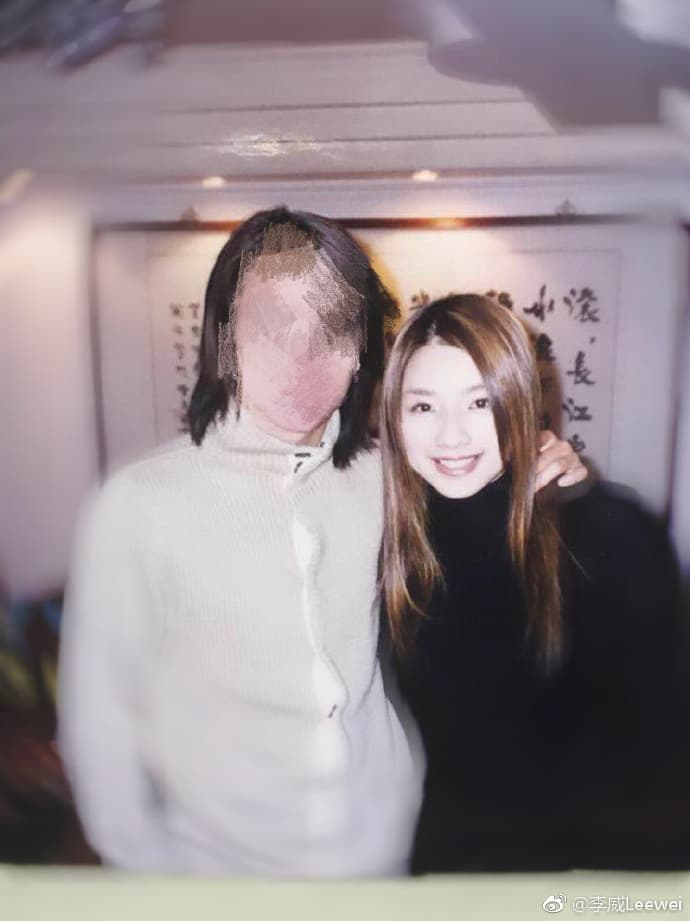 李威(左圖左、右圖)當年跟許瑋倫(左圖右),其實還有陳怡蓉當年的戀情鬧得轟轟烈烈。(翻攝自李威微博)
