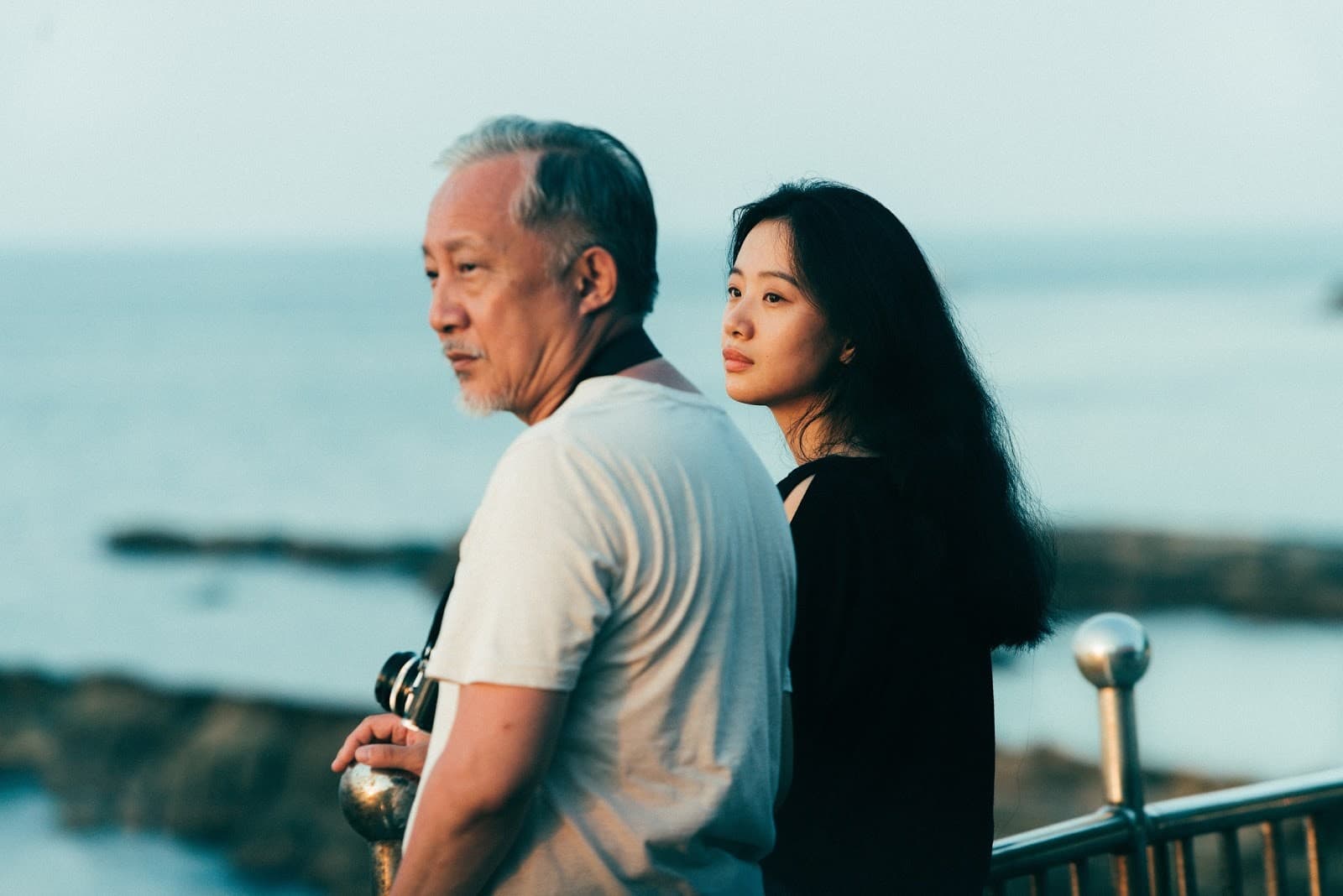 張曉雄(左)與李夢(右)在《那個我最親愛的陌生人》中飾演父女。(張作驥電影工作室提供)