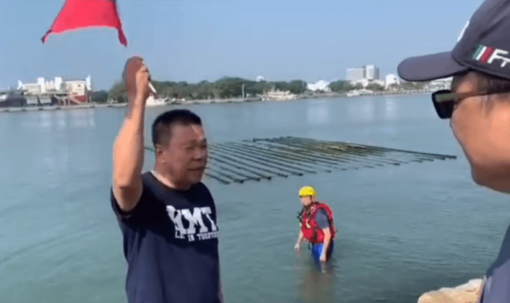 國民黨籍台南立委參選人蔡育輝不滿黨內不分區立委名單,今(14日)跳海表示抗議。(翻攝自蔡育輝臉書)