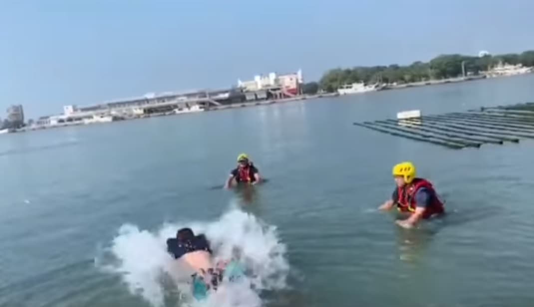 國民黨籍台南立委參選人蔡育輝不滿黨內不分區立委名單,今(14日)跳海表示抗議。(翻攝自蔡育輝臉書)