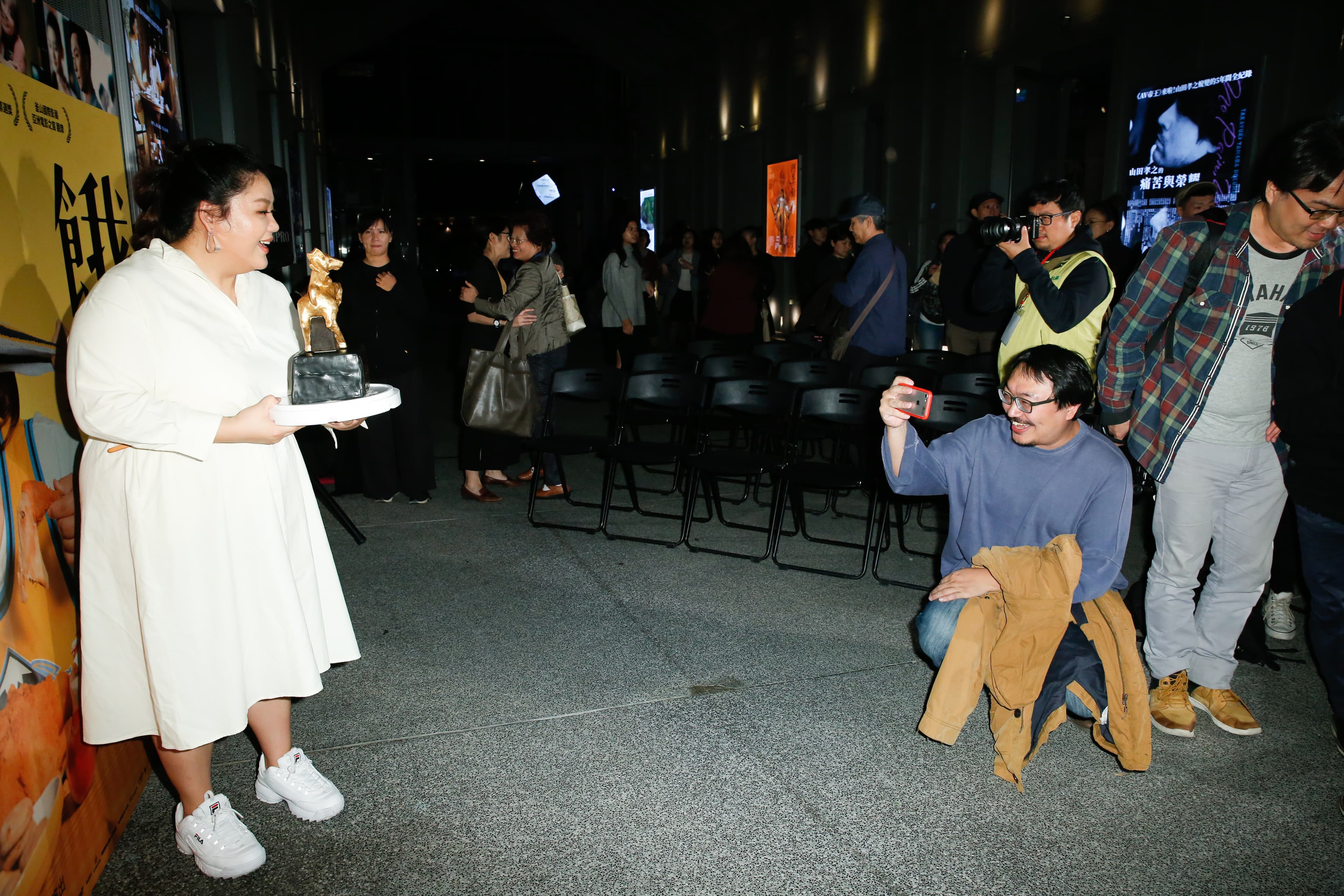 蔡嘉茵沒有經紀人及助理,因此都是男友跟前跟後打理,兩人感情深厚。