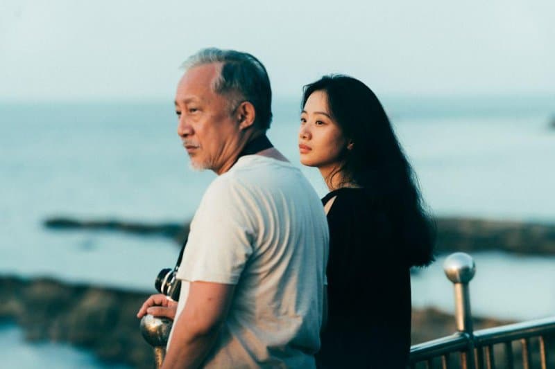 《那個我最親愛的陌生人》小夢出獄回到家裡,發現家庭無比的陌生,父親也罹患失智症。(海鵬影業提供)