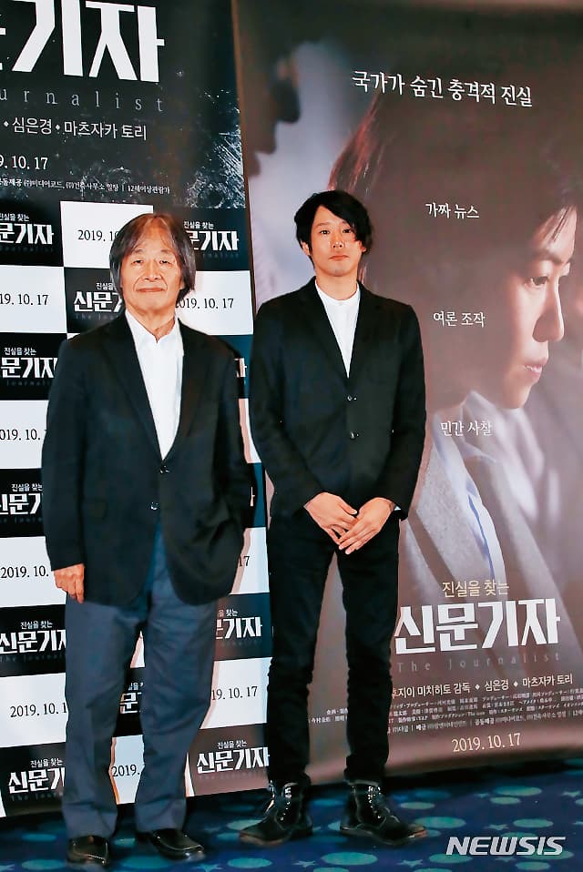 藤井道人(右)與《新聞記者》製片河村光庸近期赴韓國宣傳。(翻攝自NEWSIS)