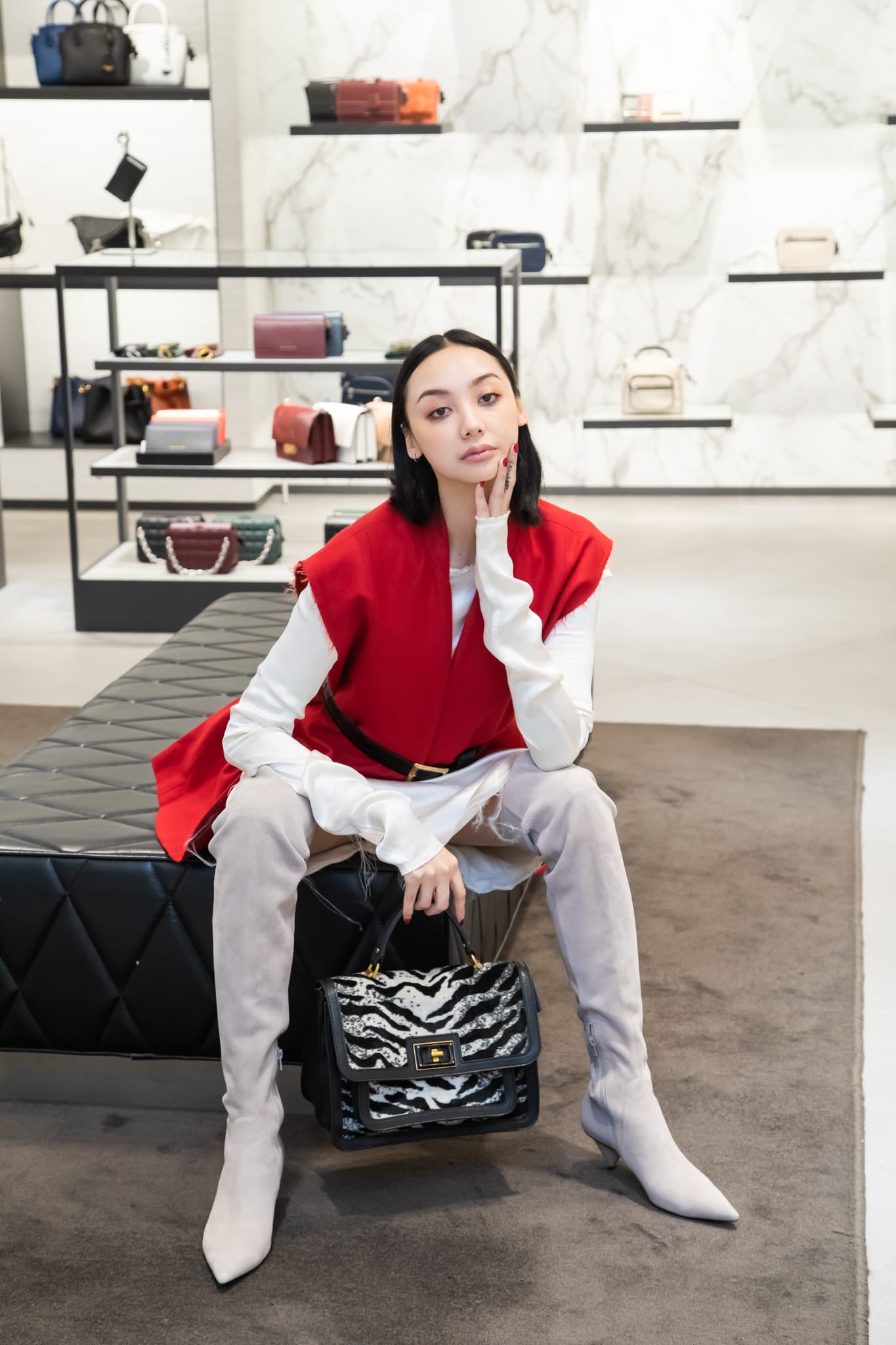 昨（14日）CHARLES & KEITH於微風廣場舉辦2019秋冬發表會。麂皮拼接過膝靴 NT$4,980、方形絨毛包 NT$2,390元（CHARLES & KEITH提供）