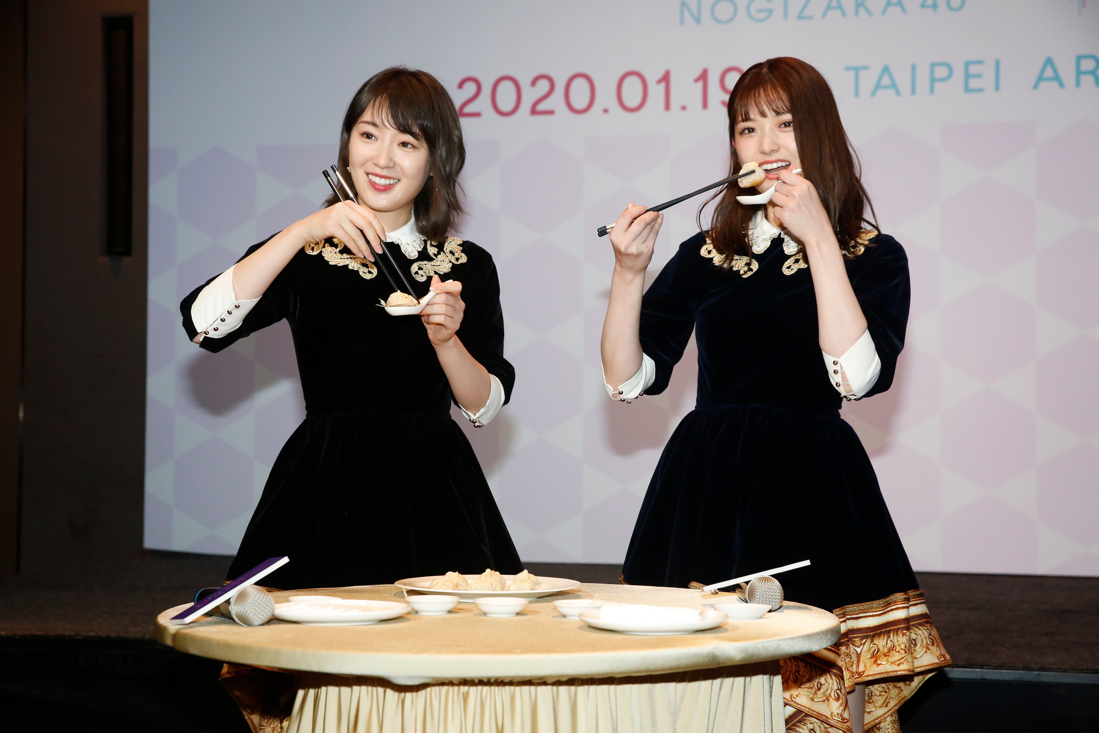 乃木坂46成員松村沙友理和高山一實品嘗小籠包,一臉滿足。