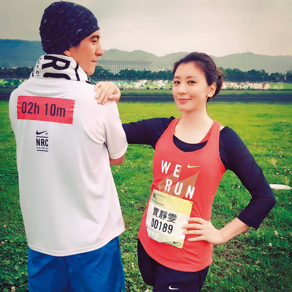 賈靜雯(右)曾參加女子10公里的路跑活動,賽後修杰楷(左)向她喊話「我願意當妳的配速員。」(翻攝自修杰楷臉書)