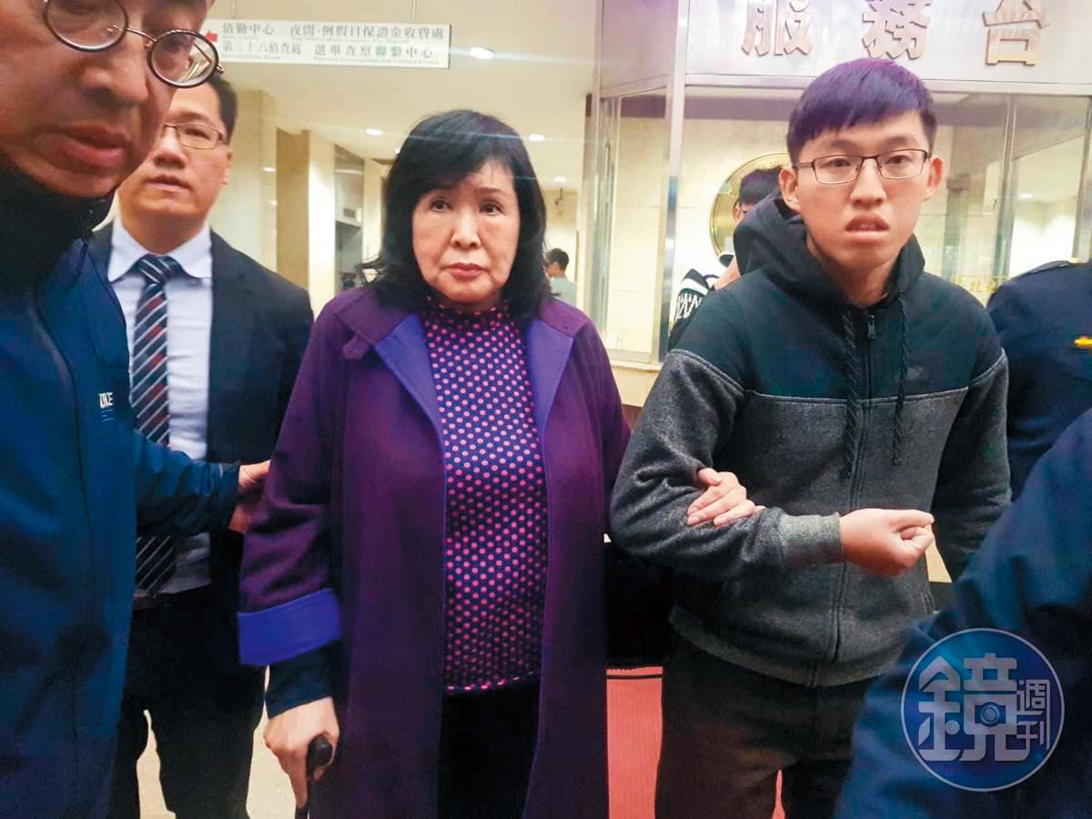鄭惠中不滿鄭麗君「去蔣化」政治主張,在老藝人餐會當眾掌摑對方,原本堅持不道歉的她最後也在議員陪同下致歉。(攝影組)