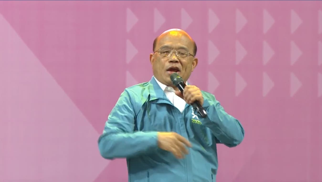 蘇貞昌昨日幫忙站台時,被不少人發現臉部表情相當怪異,單側臉部均呈現僵硬的狀況。(翻攝自臉書直播)