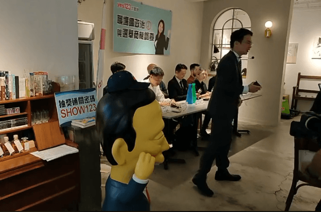 人力銀行yes123求職網針對上班族政治參與度調查,有61.4%公司表態,願意實施提前返鄉投票假。(翻攝自yes123臉書直播)