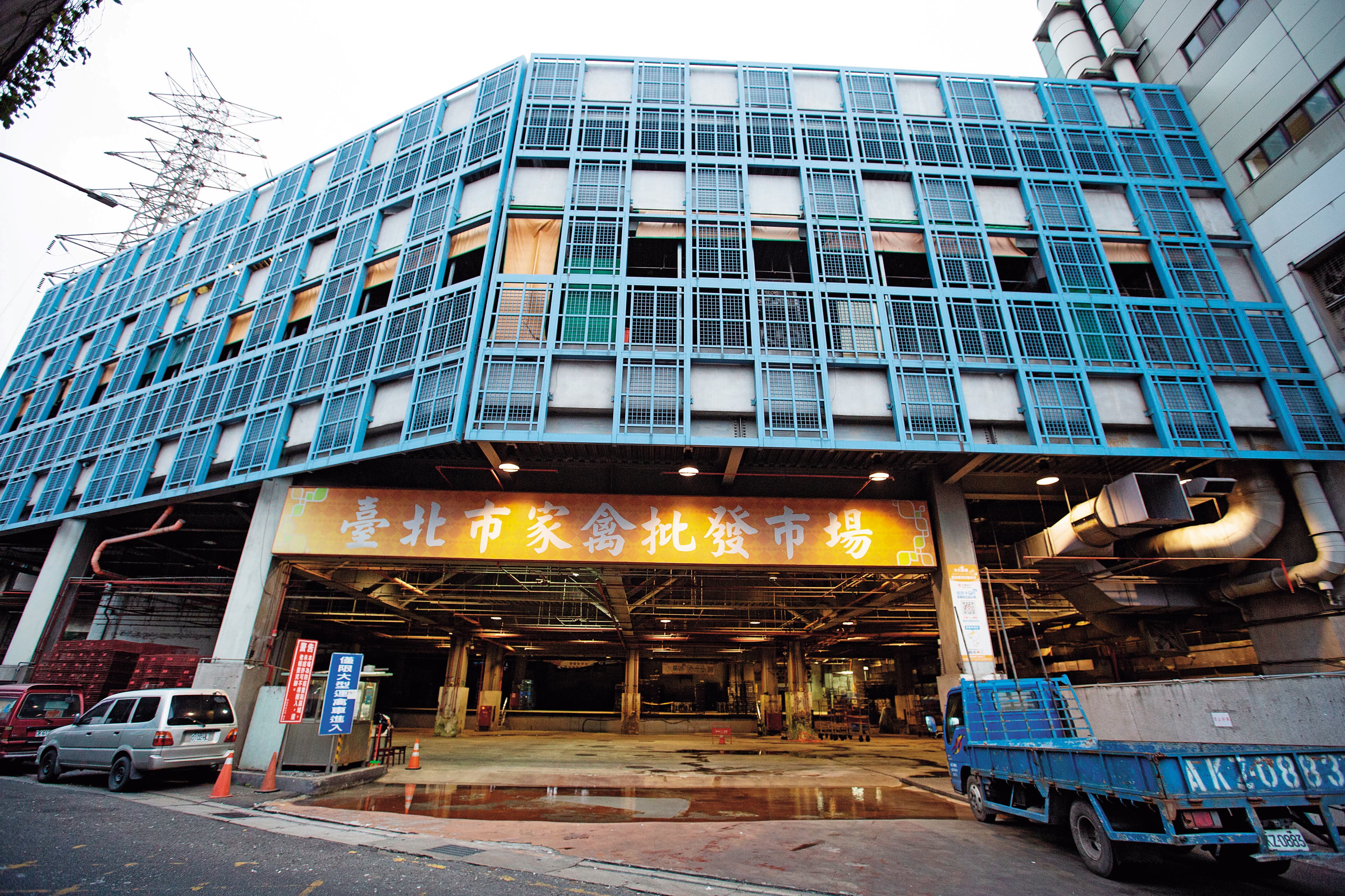 台北畜產運銷公司是由台北市府持股48%，每天在批發市場處理約6萬隻雞鴨等家禽屠宰及肉品販運。
