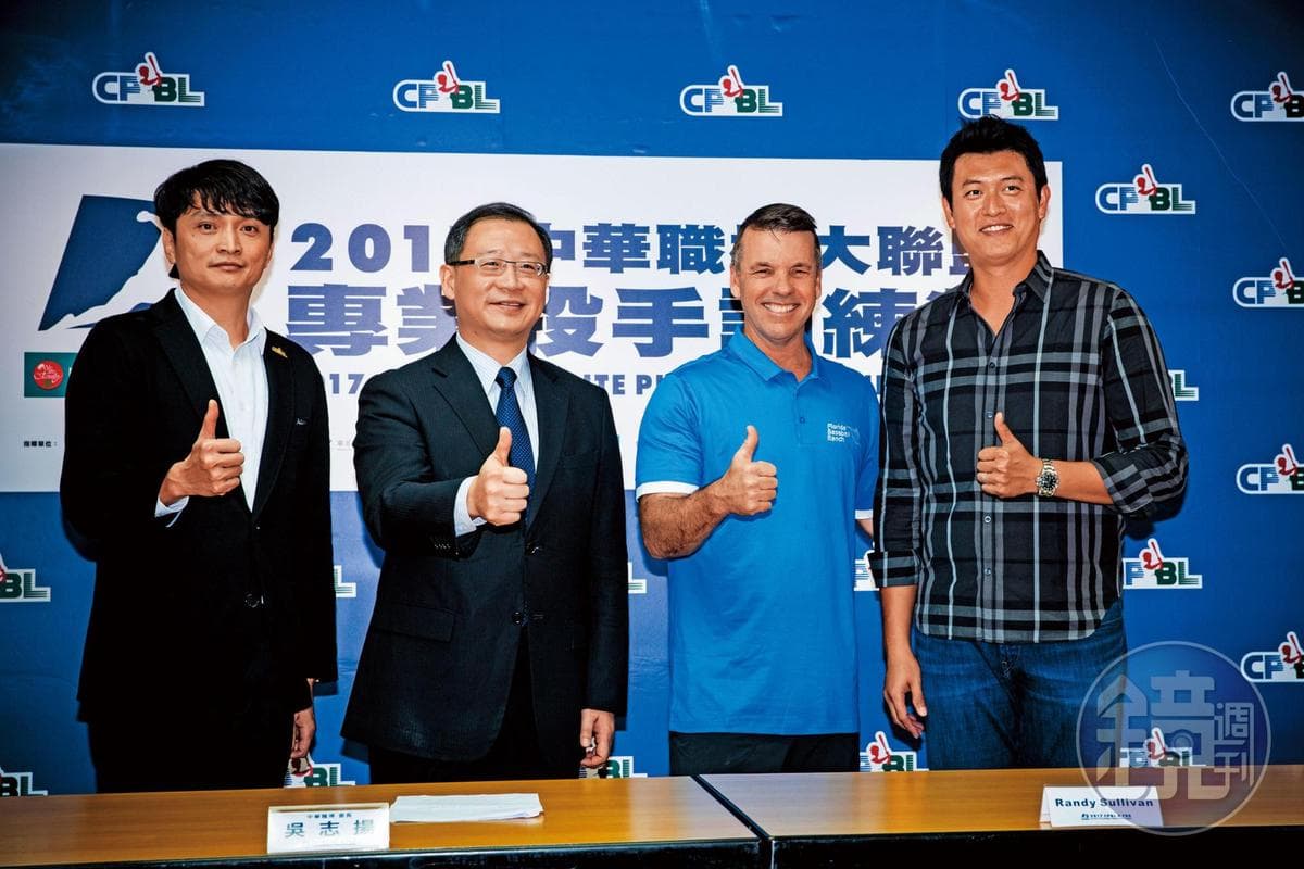 王建民(右一)不只在大聯盟表現出色,在國際比賽也為國爭光。(資料照)