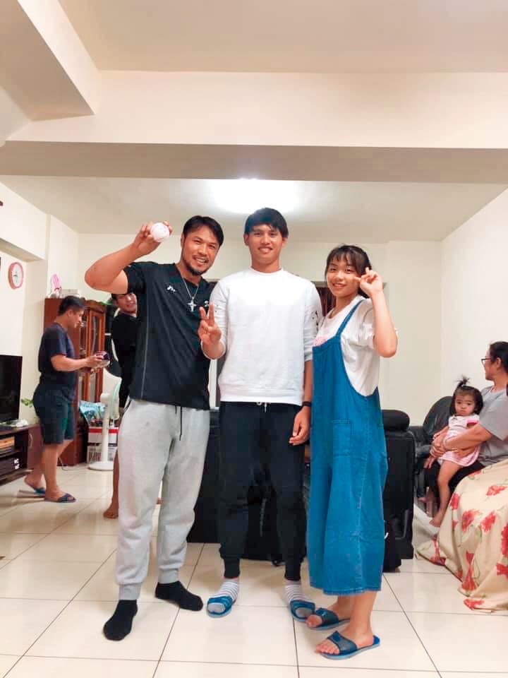 台東陽家開枝散葉,張奕(中)和涉入打假球案的陳致遠(左)感情也很好。(讀者提供)