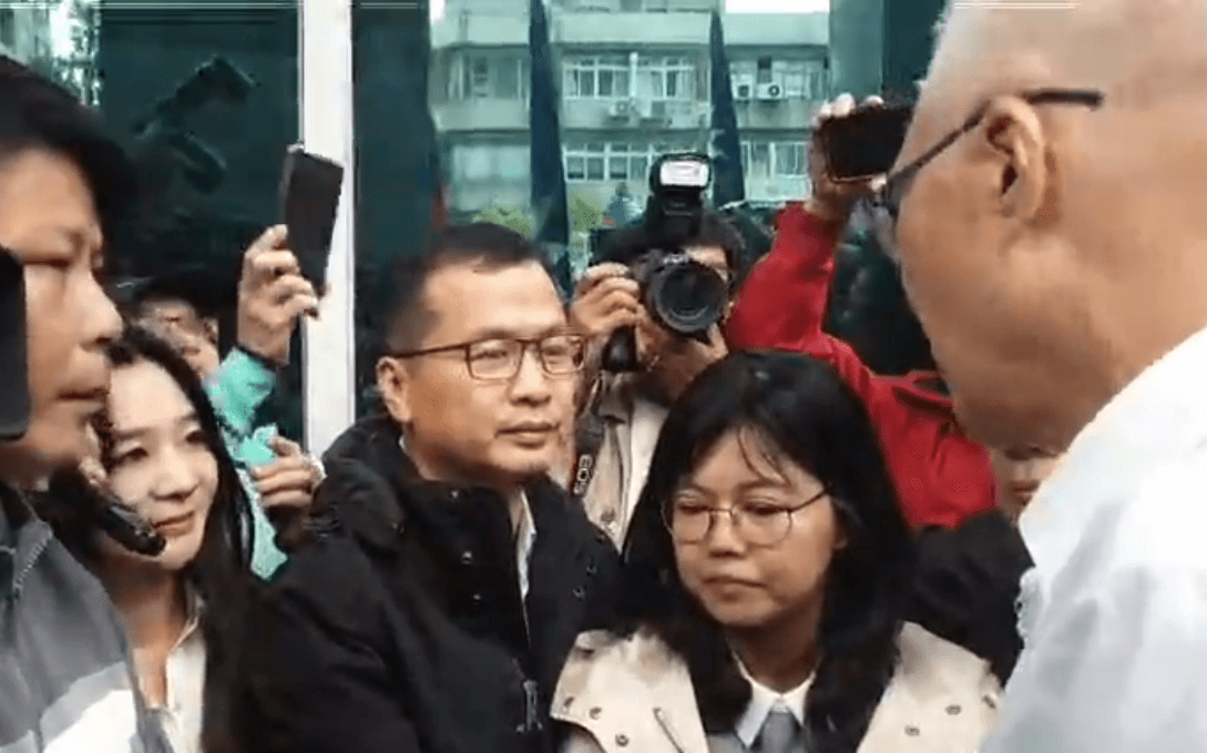 「不分區提名之亂」引起各路人馬到黨中央抗議，吳敦義（右）意外現身探視，但仍難平息不滿聲浪。（翻攝羅智強臉書）
