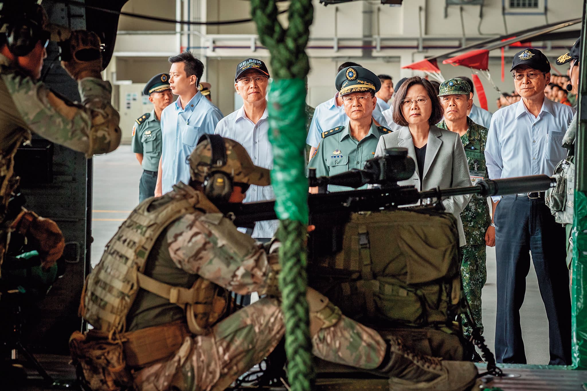 陸軍航特部602旅戰力堅強,總統蔡英文(右3)也曾親自視察。(總統府提供)