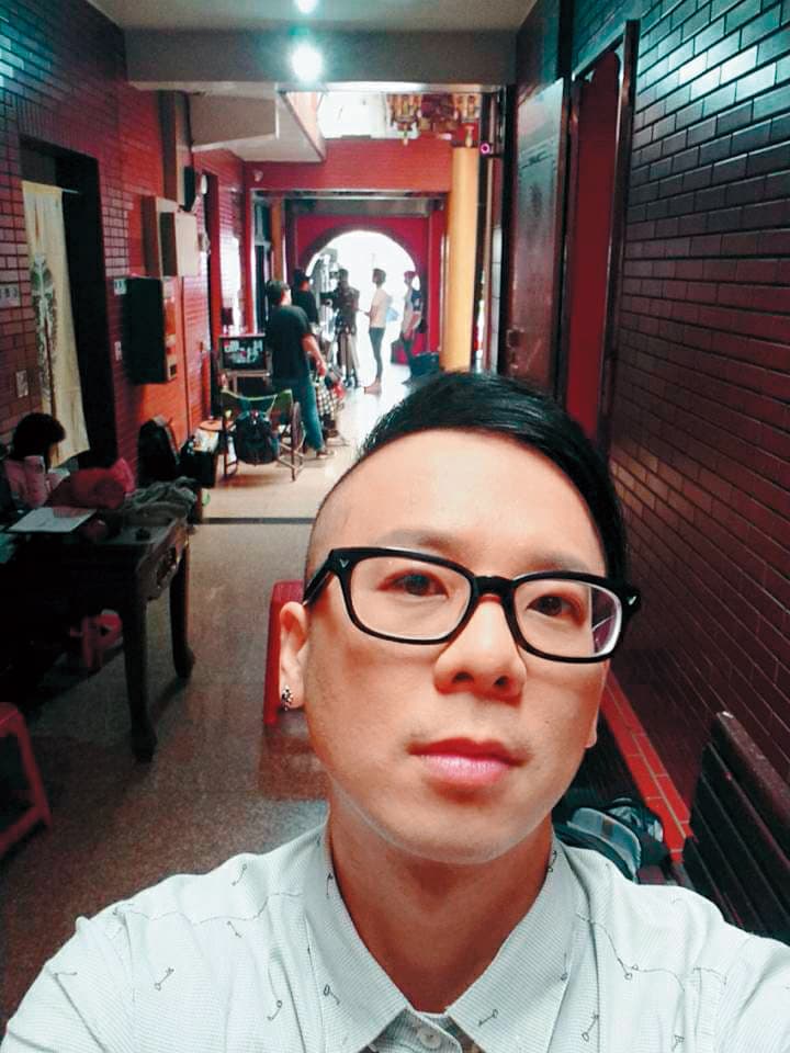 阿竿曾因眼瞼肌無力,大小眼,被說像吸毒犯。(翻攝阿竿臉書)