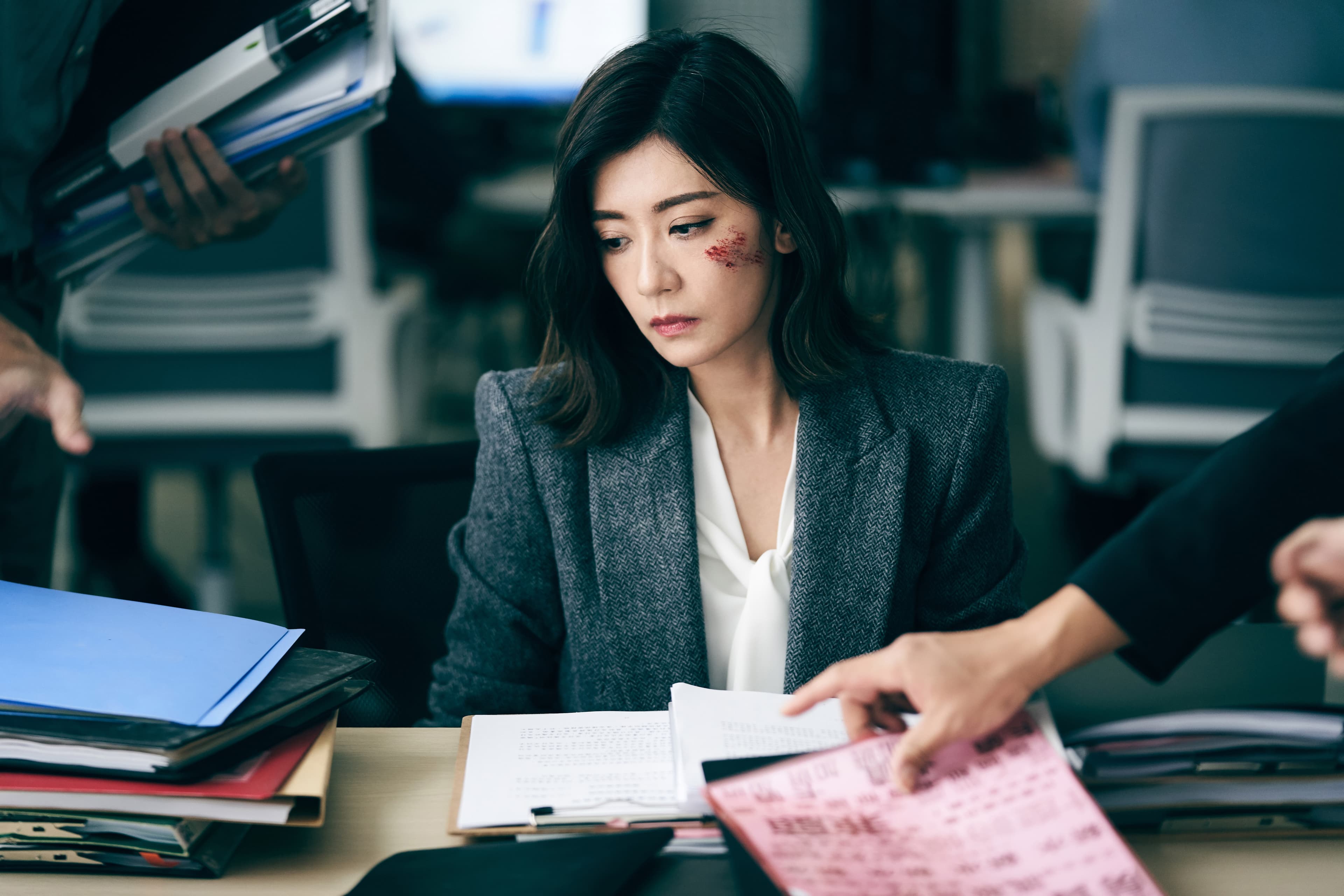 吳克群新單曲〈我和被愛保持距離〉,MV請到賈靜雯跨刀演出上班族。(何樂音樂提供)