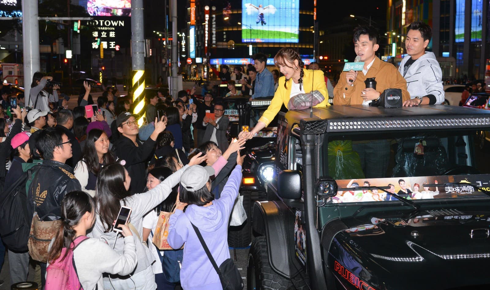 《美味滿閣》演員群搭吉普車掃街宣傳，有如選舉造勢。（東森提供）