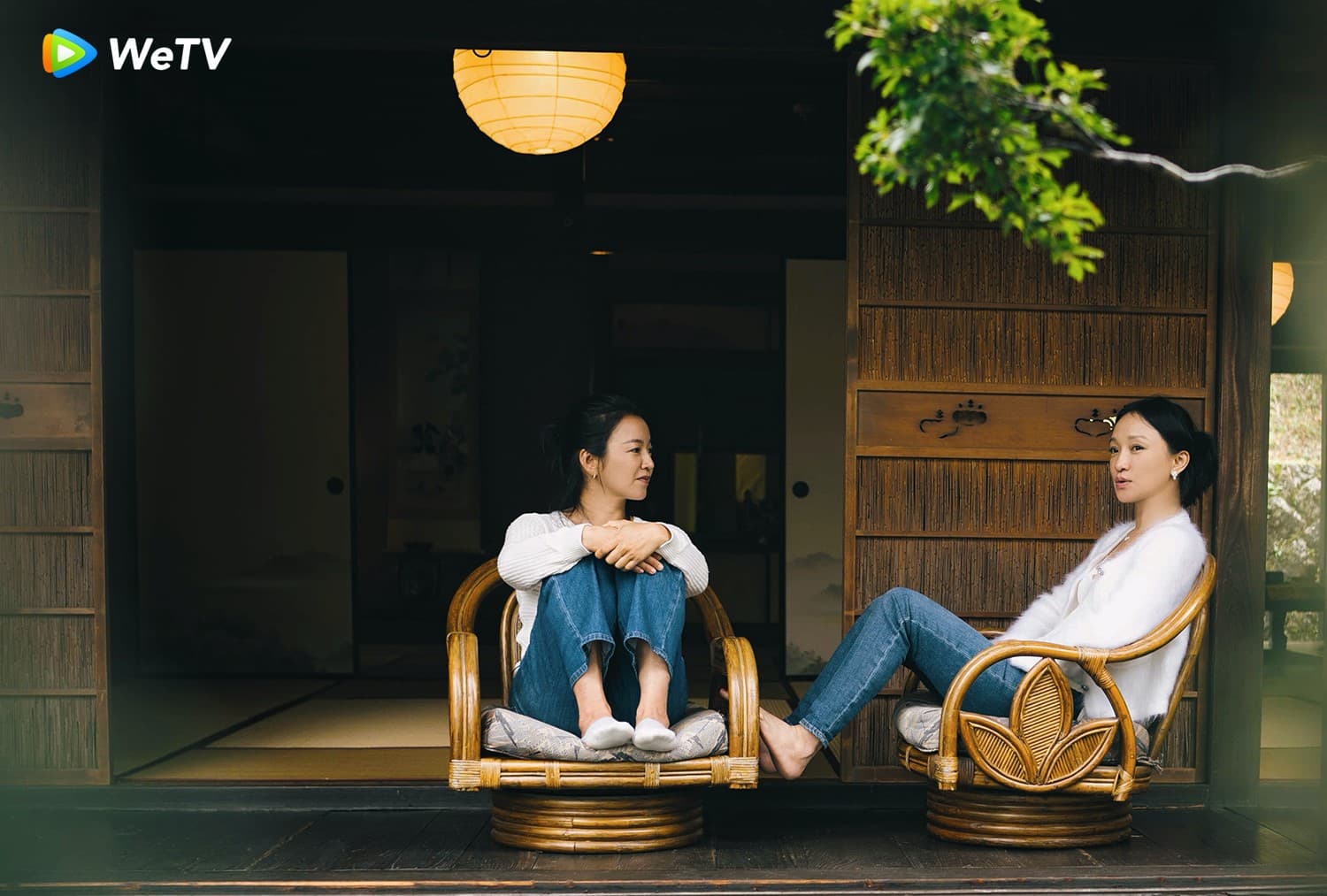 周迅(右)與阿雅在WeTV《奇遇人生2》談及愛情觀問題。(WeTV提供)