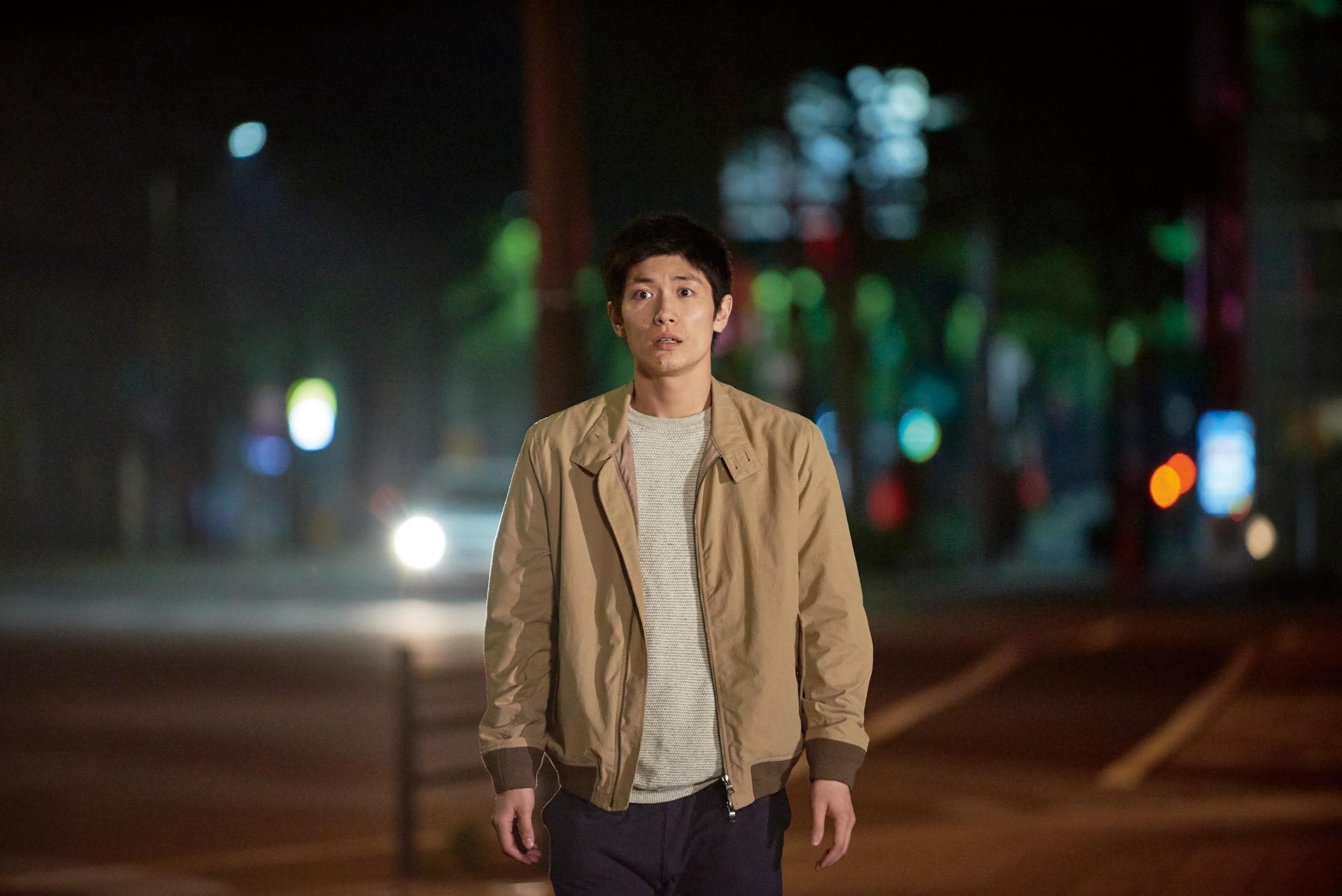 三浦春馬在《小小夜曲》裡飾演平凡上班族,並三度與多部未華子飾演情侶。(天馬行空提供)