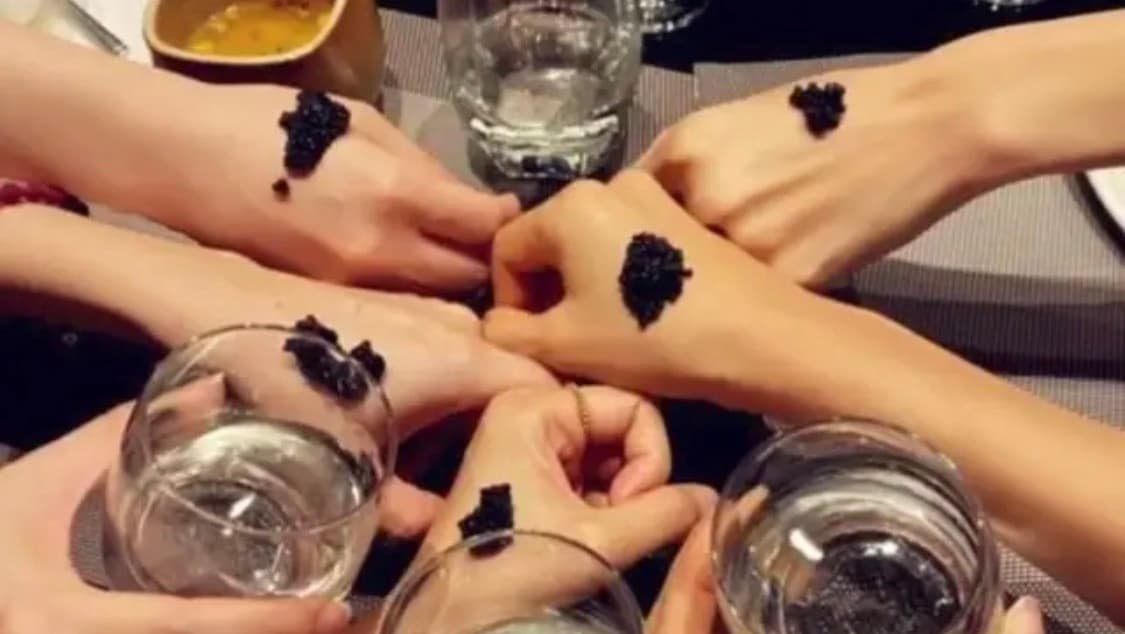 吳佩慈的閨密則貼出6個人手背上都放滿滿魚子醬照片,原來大家吃著可是頂級魚子醬。(翻攝自IG)