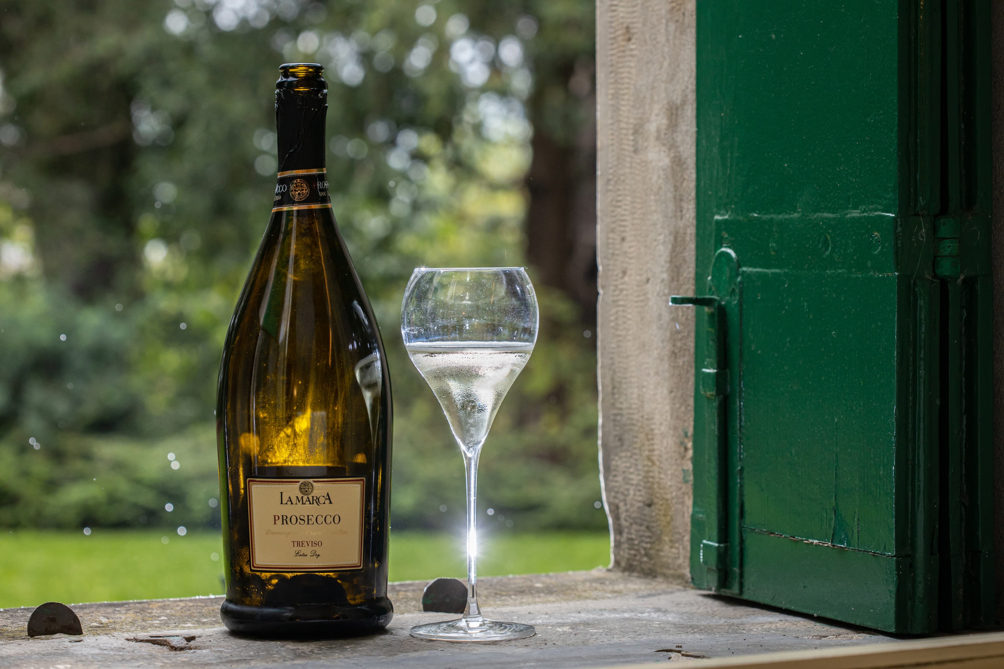 「LA MARCA Prosecco Treviso Extra Dry」柑橘調性外還多了白桃、玫瑰般的花果香，更加華美。