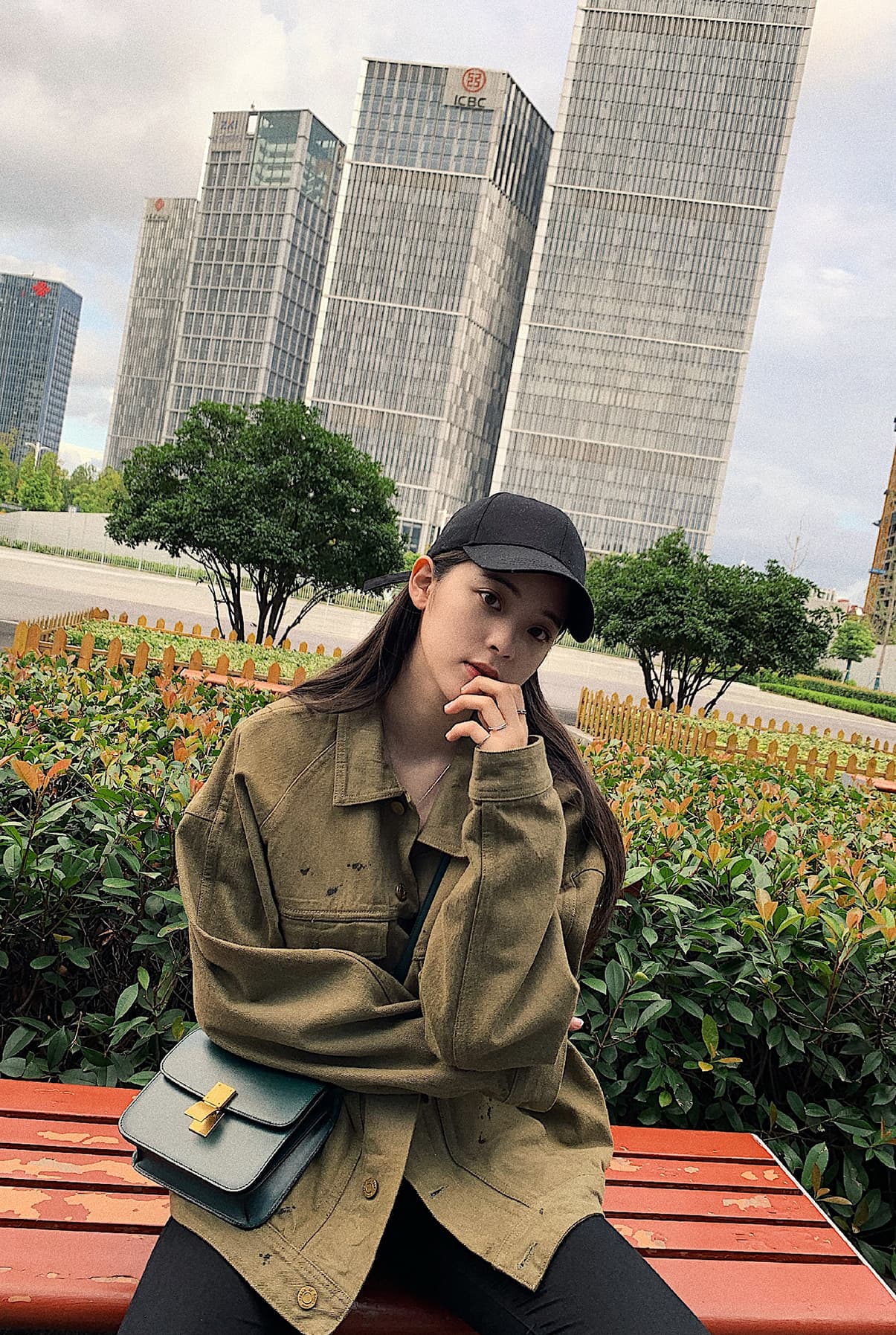 歐陽娜娜也是「Teen」的粉絲,雖然造型隨性帥氣,但與「Teen」絲毫無違和感。(CELINE提供)