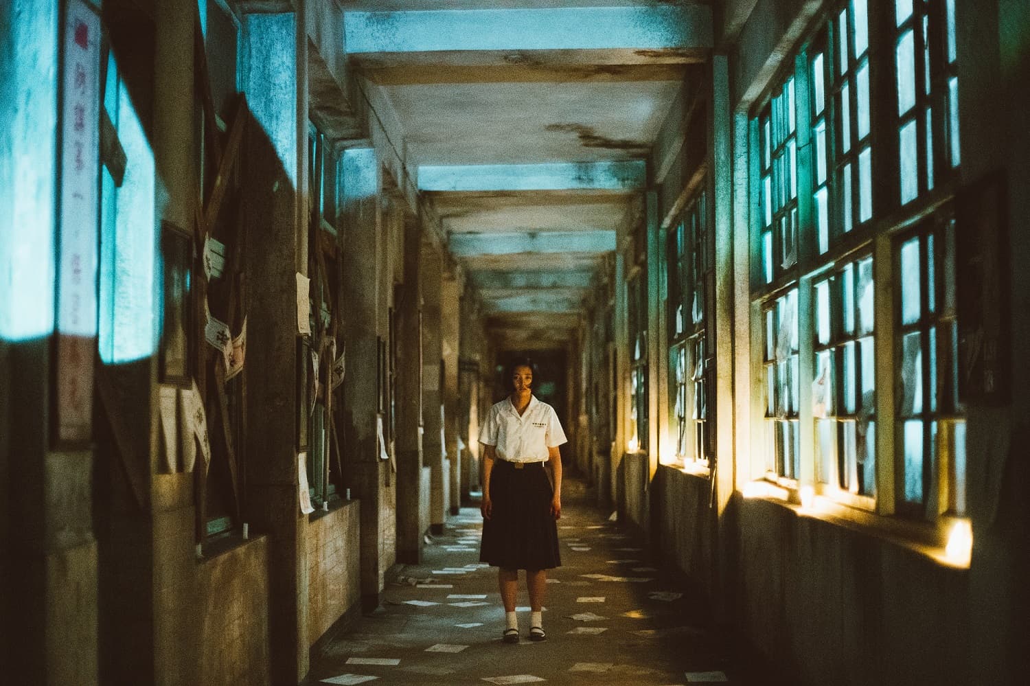 《返校》改編同名電玩,碰觸台灣的白色恐怖時期歷史背景,在各技術層面上都有水準以上成績,把全片的迷離恐怖風格推到極致。(牽猴子提供)