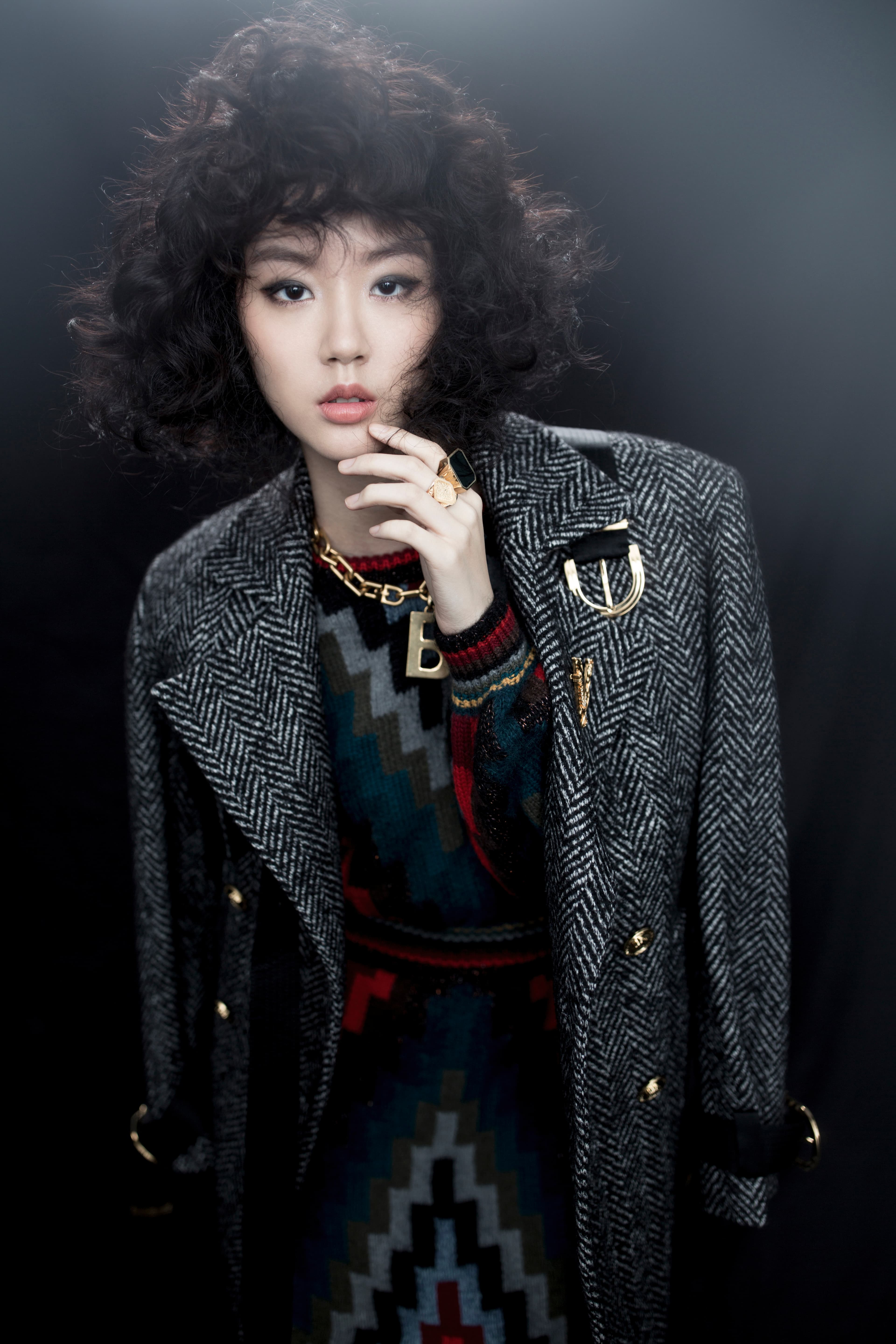 羊毛織花大衣 NT$151,000 by VERSACE/紅黑色羊毛針織泡泡袖洋裝 NT$110,000 by GUCCI/B字母金色項鍊 NT$32,500 by BALENCIAGA/金屬別針 NT$10,000 by VERSACE/黑色八角形造型鍍金純銀戒指 價格店洽 by Bottega Veneta/純銀鍍金菱形騎士戒指 NT$15,200 by Bottega Veneta