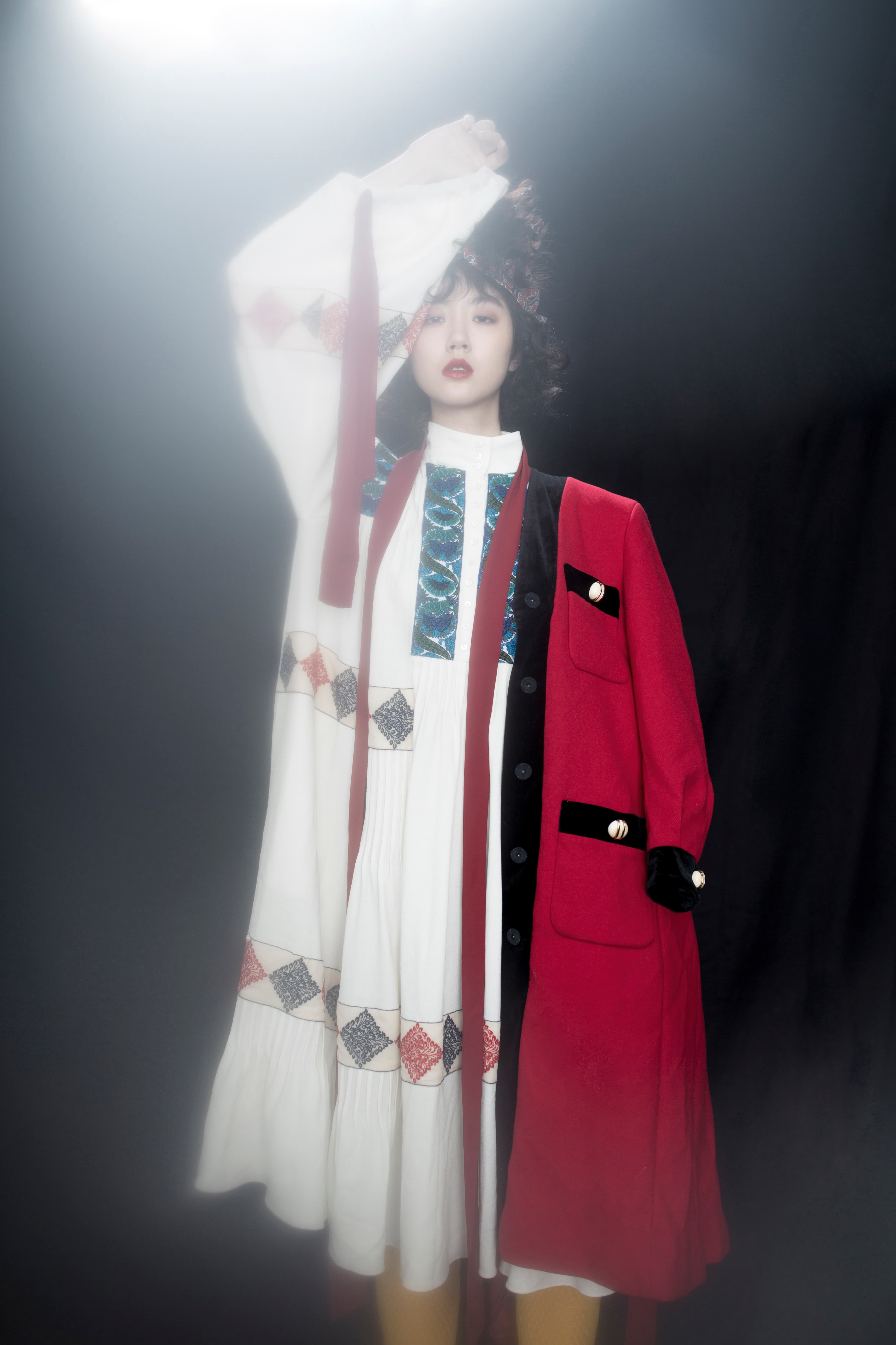 亮紅色羊毛V領大衣 NT$139,000 by GUCCI/William de Morgan系列洋裝 價格店洽 by LOEWE/FENDI FFRAME黃色長靴 NT$54,000 by FENDI/造型髮帶 價格店洽 by FENDI