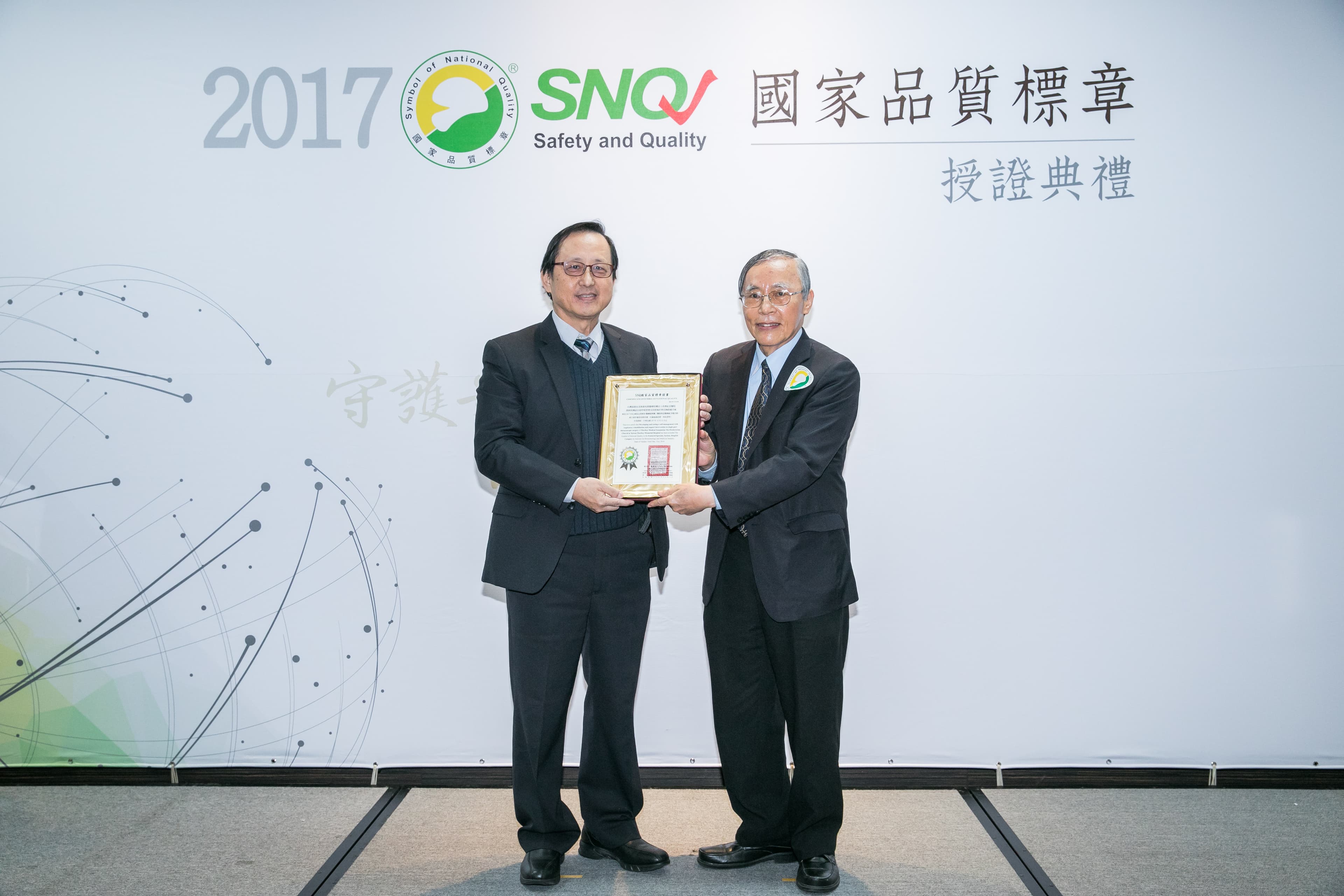 李宏昌醫生(左)強調減重應該要以BMI值為準。(圖片取自馬偕紀念醫院全球資訊網)