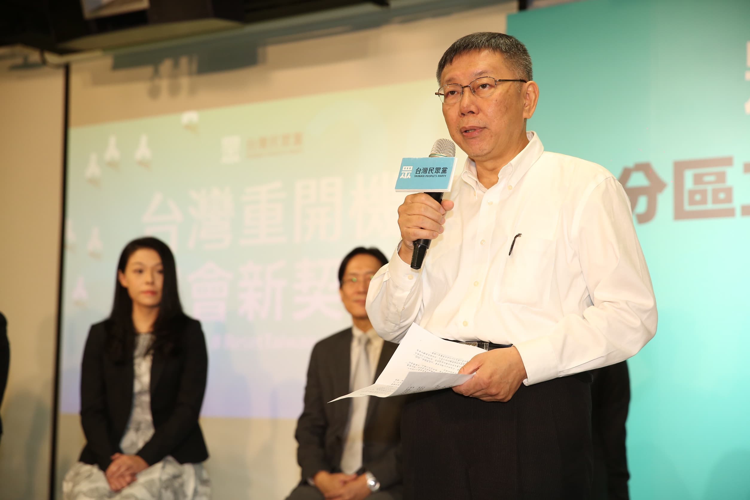 張其祿反駁挺服貿說,一旁的民眾黨主席柯文哲則搭腔力挺。