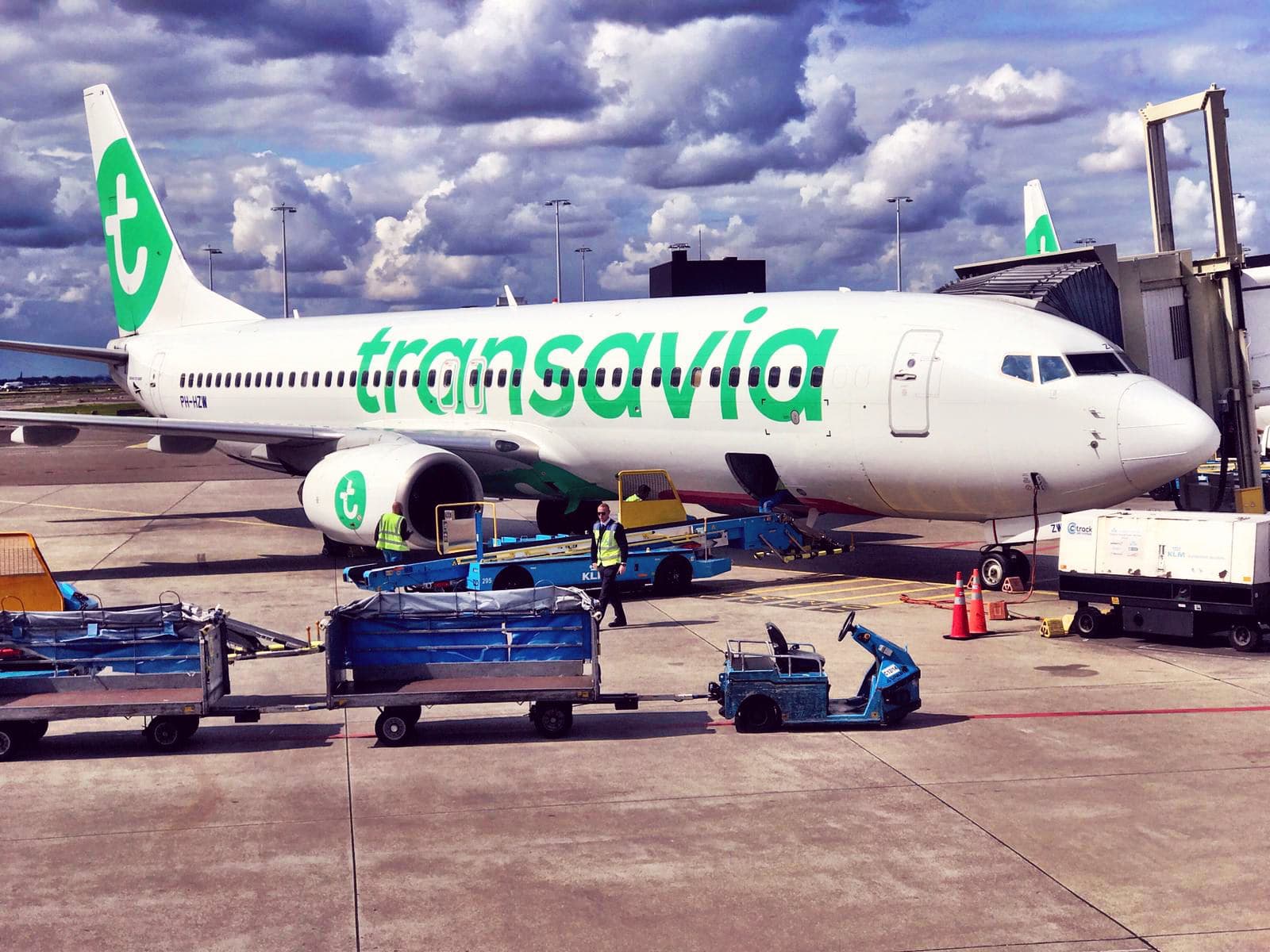 荷蘭廉航泛航航空一位人妻空姐與同事外遇,丈夫去公司大鬧且騷擾員工,公司幫助空姐提告。(翻攝荷蘭廉航泛航航空Transavia臉書)