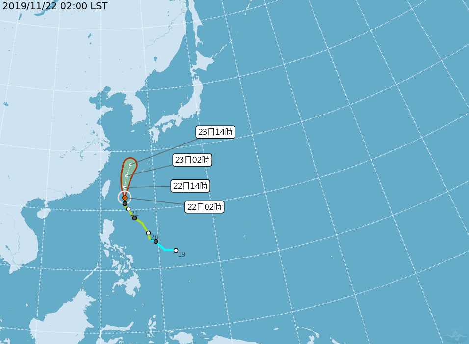 目前鳳凰颱風位於台東東方海面約360公里處，每小時以17公里速度持續往北移動，7級風暴風半徑為120公里。（翻攝自中央氣象局）