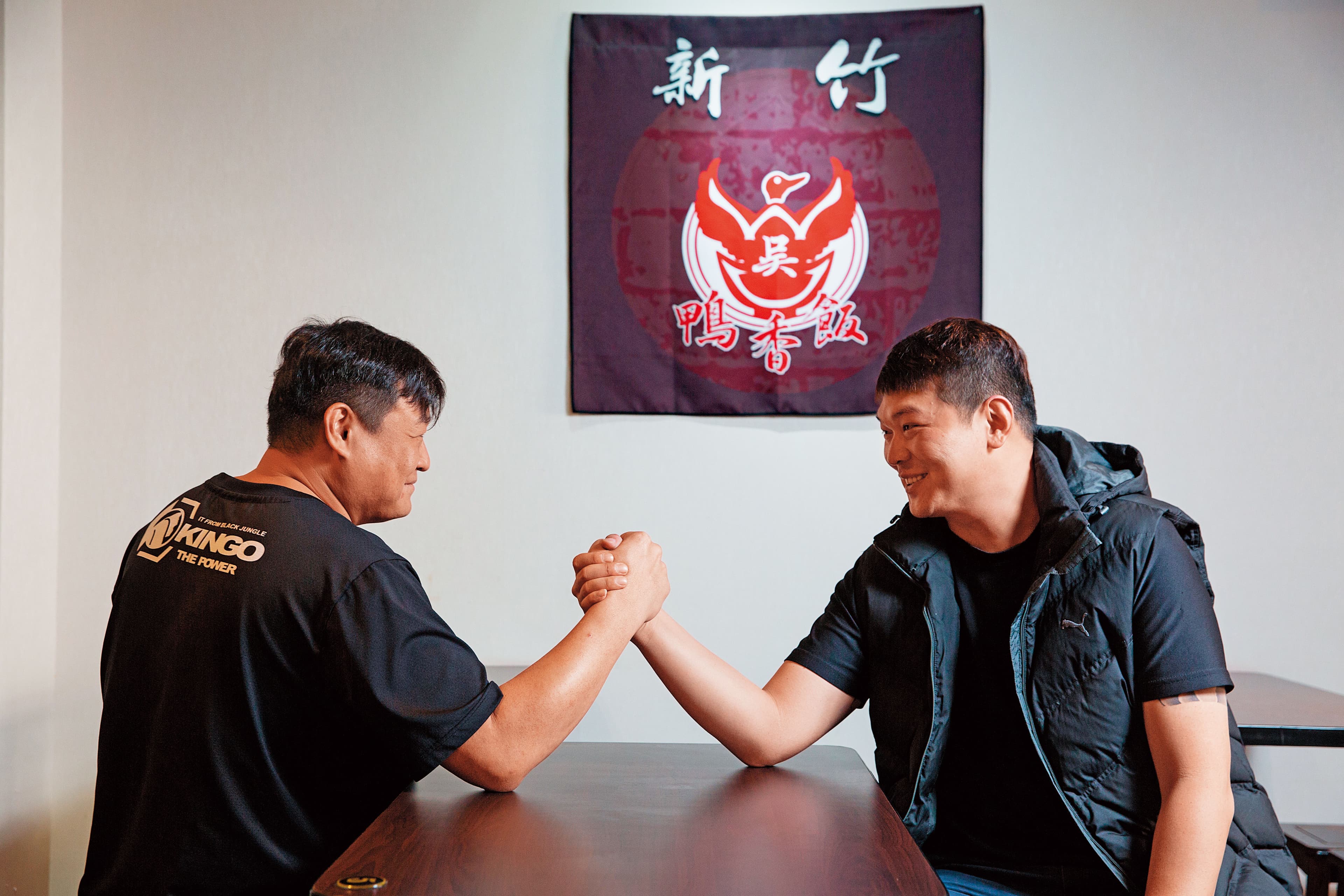 不願正面曝光的賢哥(左)是吳家鴨香飯創始人,當年帶著許黃傑(右)一起拚正途,2人有革命情感。