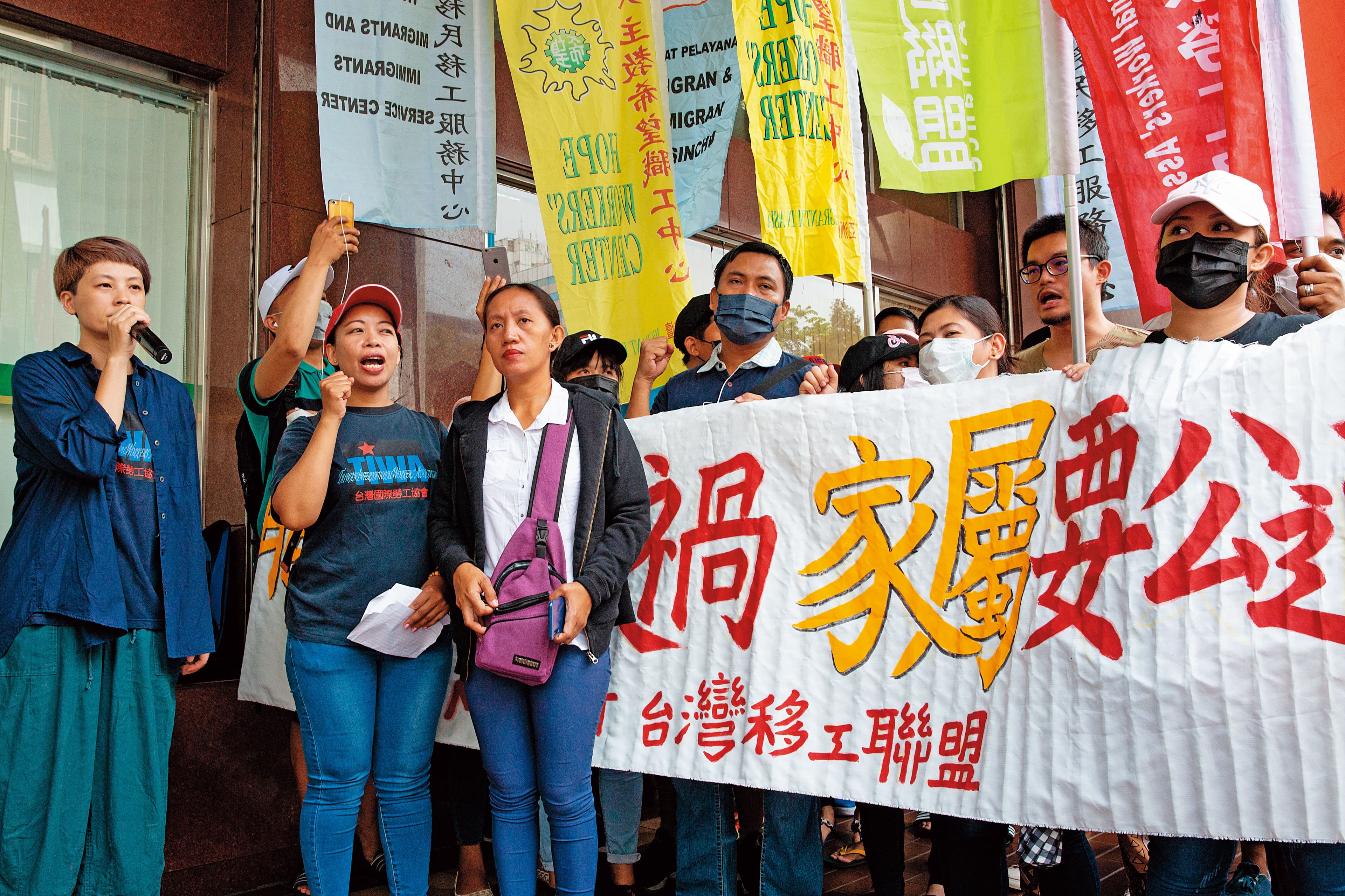 移工團體TIWA、希望職工中心、MENT台灣移工聯盟等舉行記者會，認為工廠沒有提供符合標準的防護裝備是致死主因。