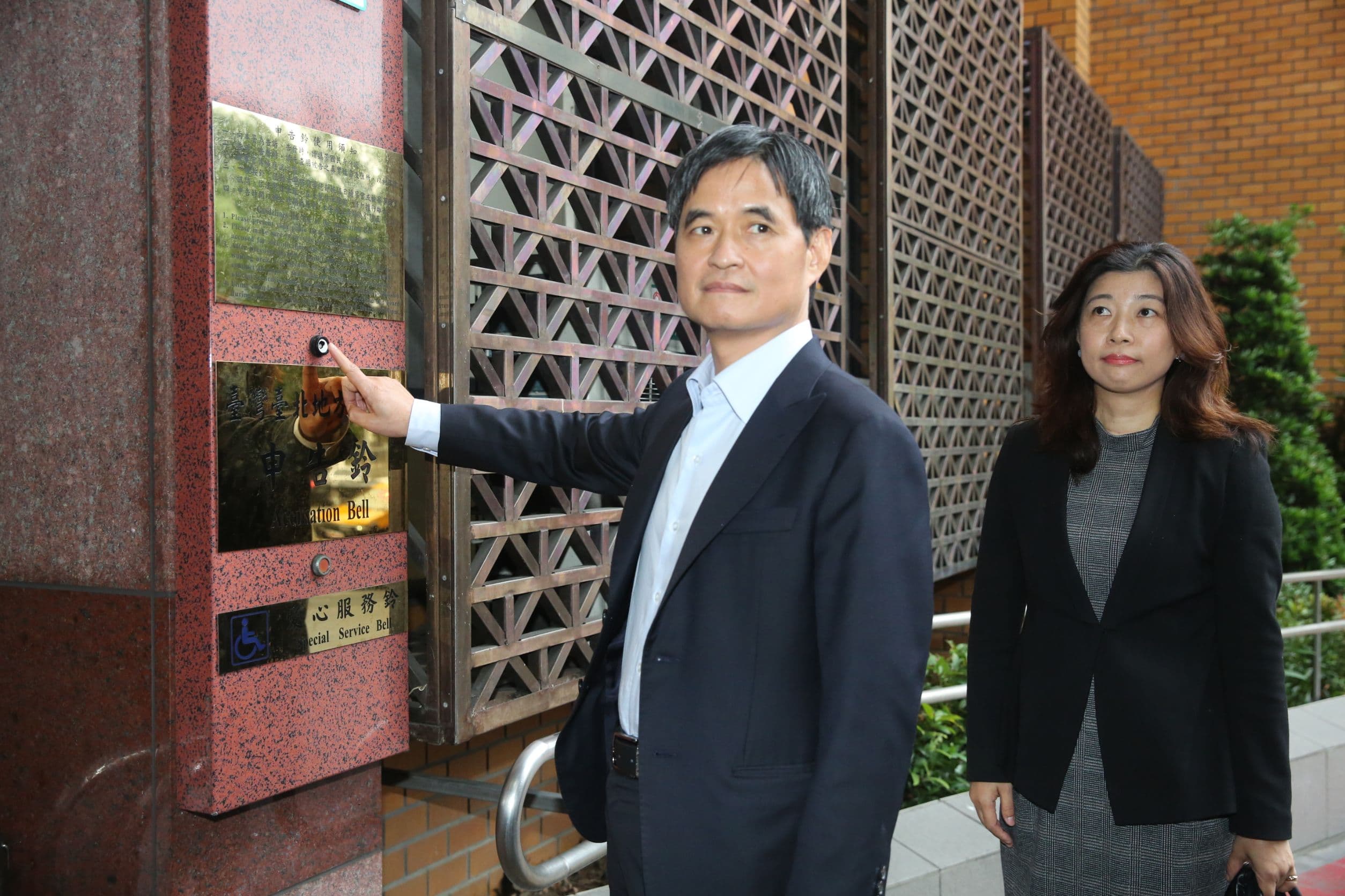 文曄董事長鄭文宗懷疑大聯大涉嫌違反證券交易法及銀行法,呼籲檢調盡速偵辦。