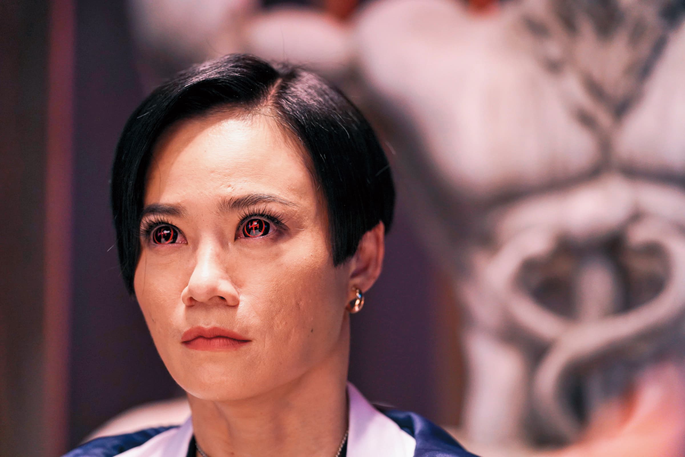 電影《第九分局》片中,楊雁雁戴上特製的隱形眼鏡,演個大魔王,狂妄又囂張。(甲上娛樂提供)